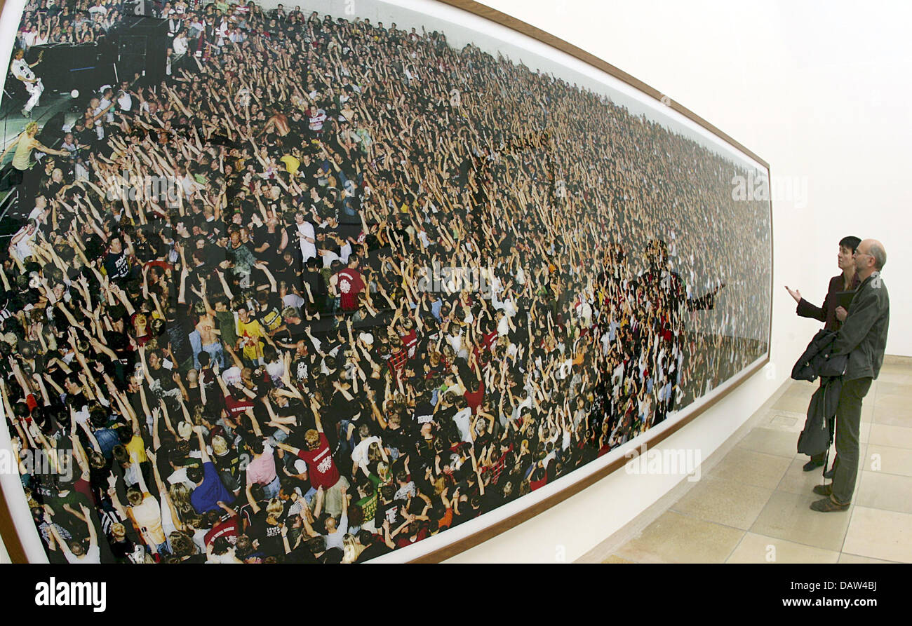 Visitors eye the photo 'Tote Hosen 2000' by photographer Andreas Gursky at the vernissage of his exhibiton in Munich, Germany, Friday, 16 February 2007. The million euro worth works of the 52-year-old are considered icons among the art world. The 'Haus der Kunst' (House of Art) exhibits 46 large-sized works of 20 years until 13 May. Photo: Peter Kneffel Stock Photo