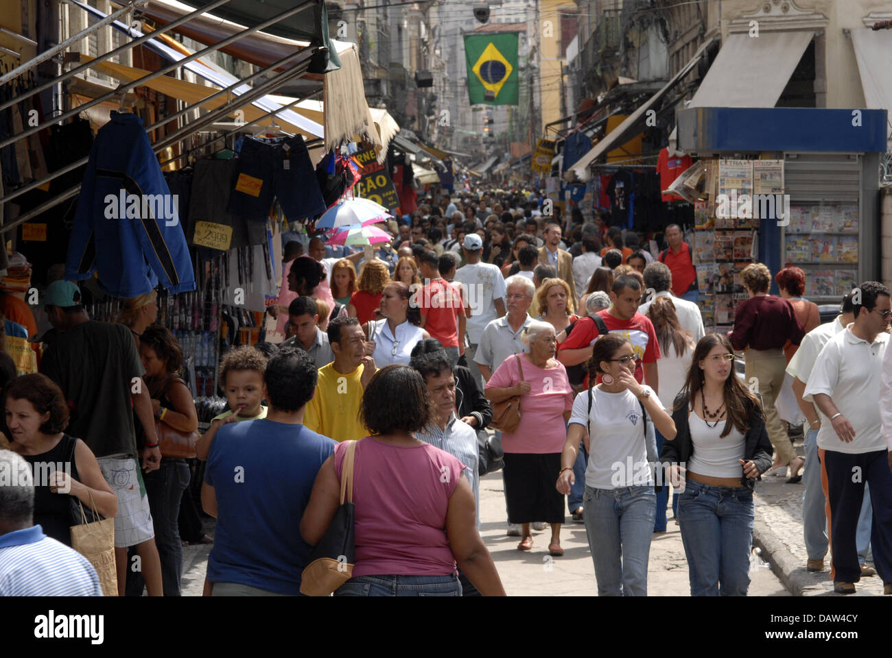 People shop the Rua da Alfandega (Customs Street) in downtown Rio de Janeiro, Brazil, 30 October 2006. Shop owners mostly from lower social levels are situated here with their little shops. Photo: RiKa Stock Photo