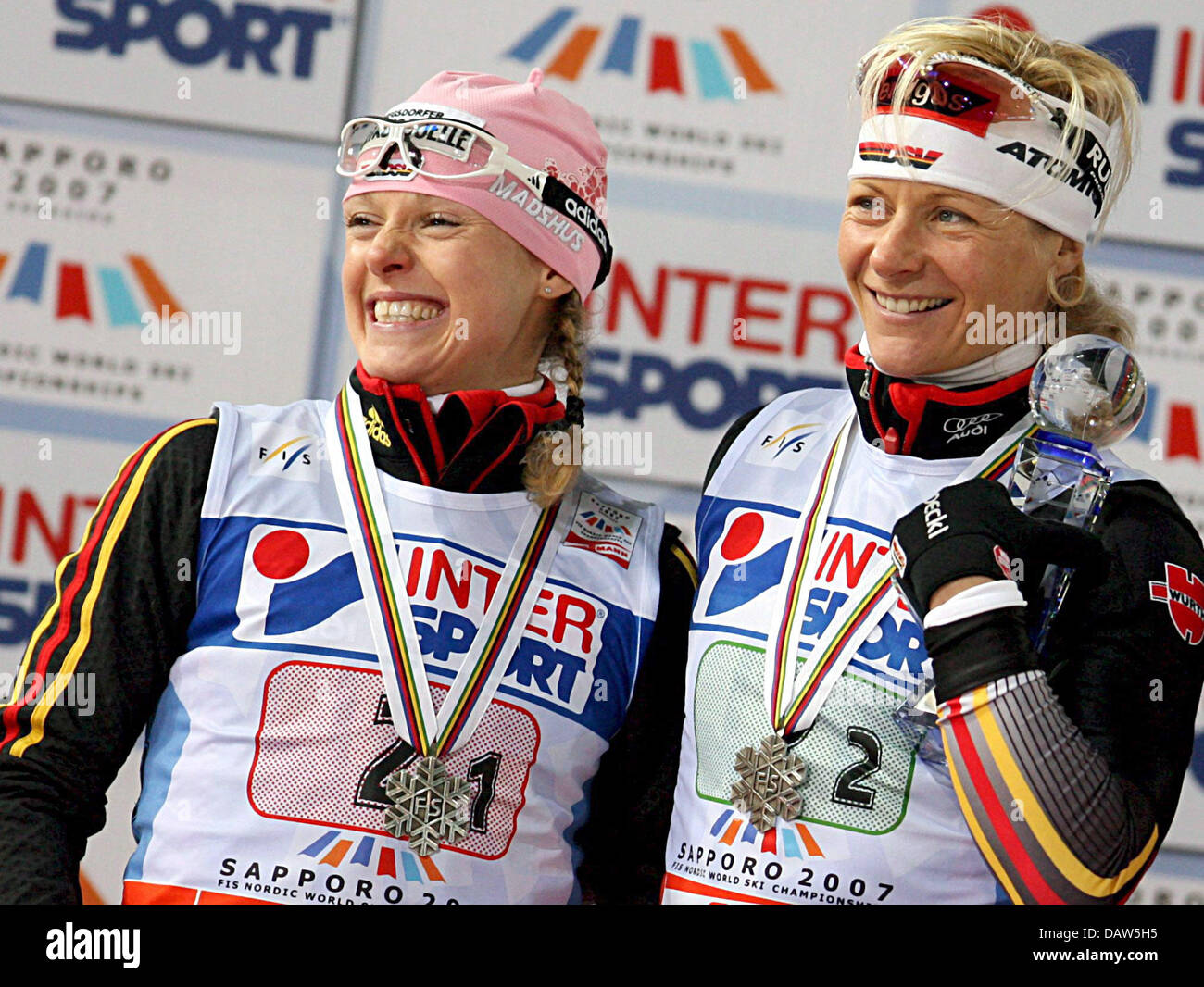 German cross country athletes Evi SachenbacherStehle (L) and Claudia