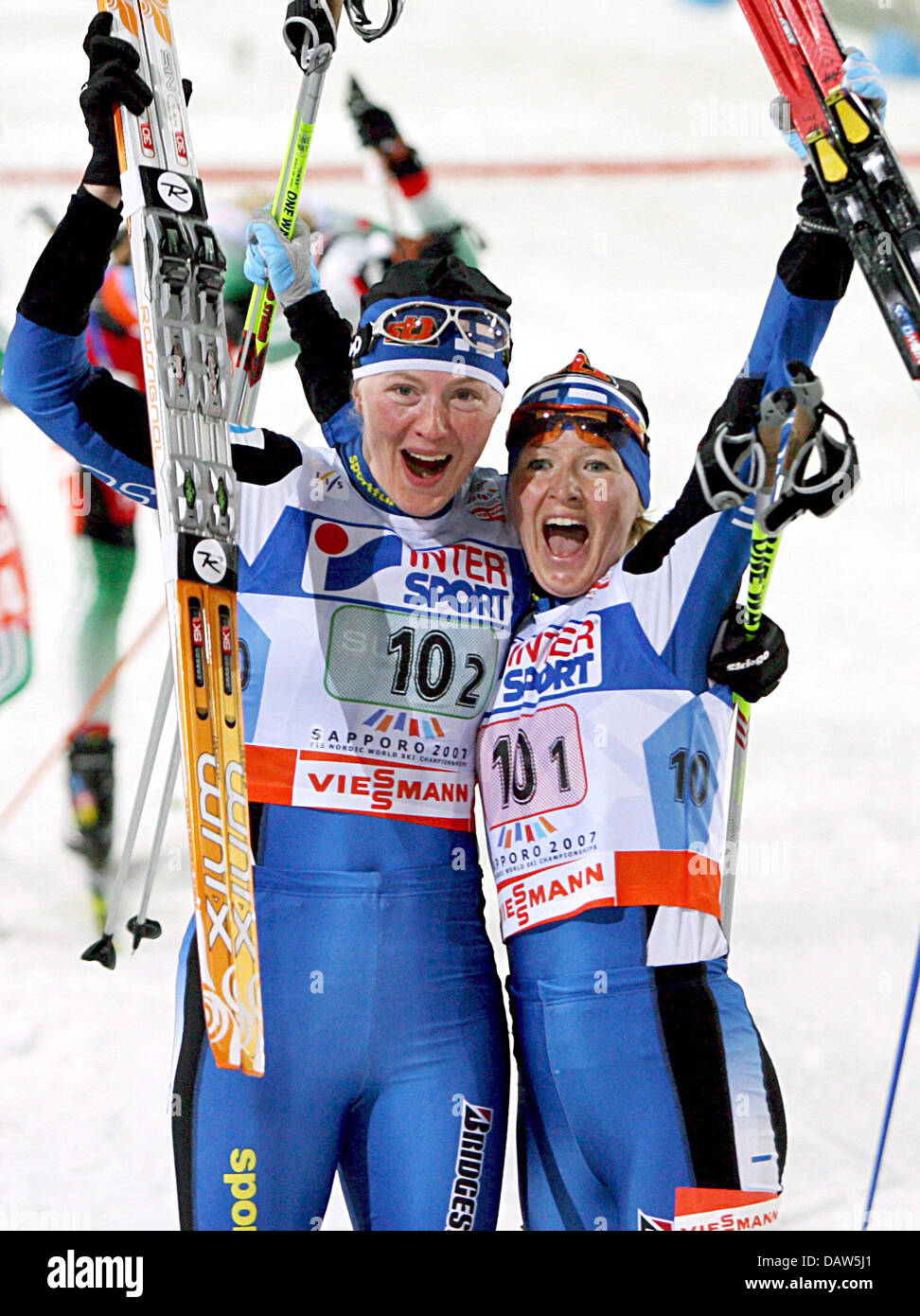 Finnish cross country athletes Virpi Kuitunen and Liisa Roponen cheer