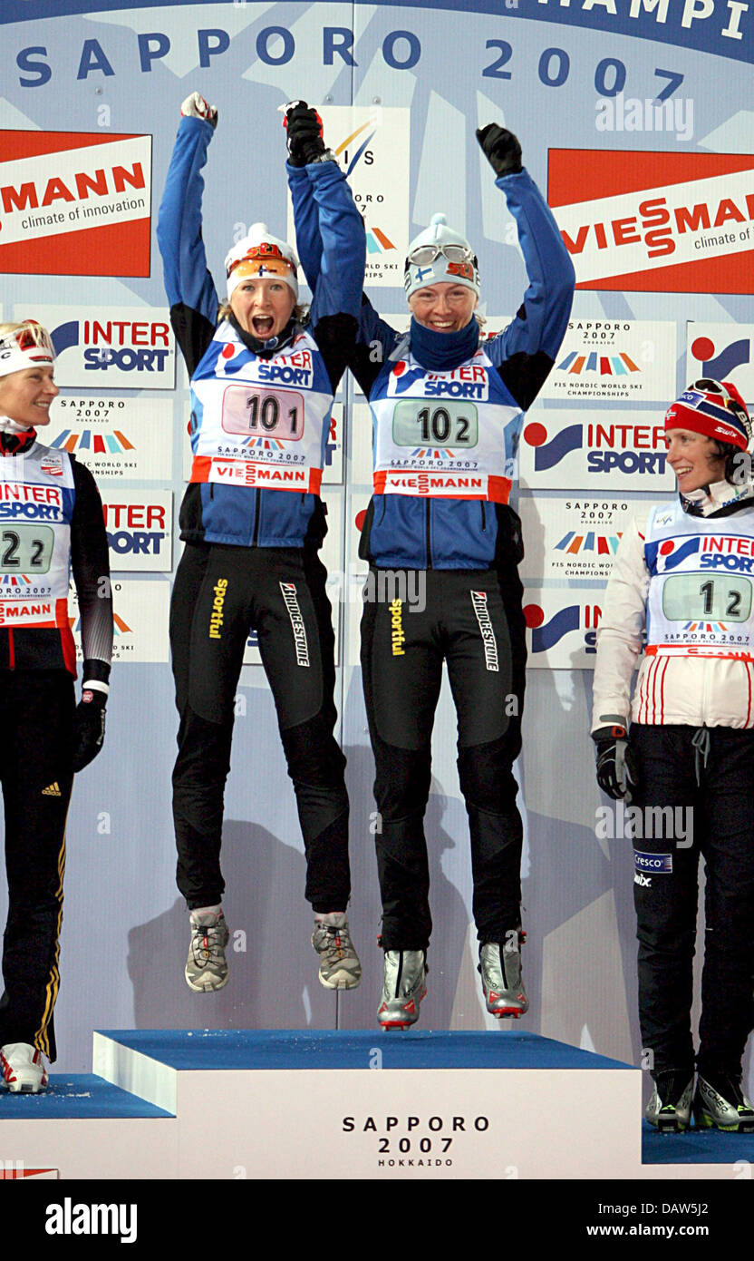 Finnish cross country athletes Virpi Kuitunen and Liisa Roponen cheer