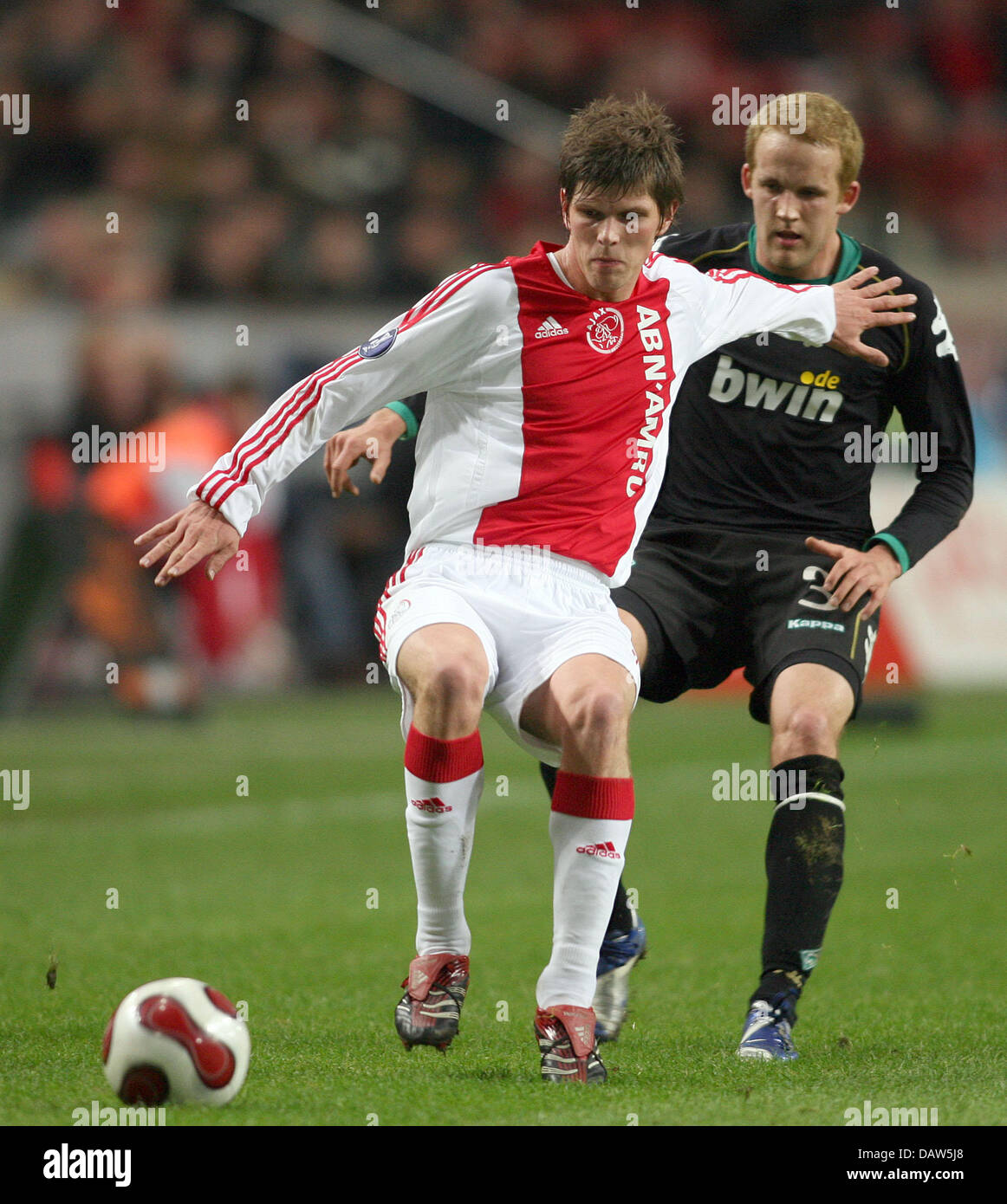 Klaas Jan Huntelaar (L) of Amsterdam protects the ball from Bremen's Petri Pasanen (R) during the UEFA Cup Round of 32 match Ajax Amsterdam v SV Werder Bremen at the Amsterdam Arena of Amsterdam, Netherlands, 22 February 2007. After winning the first leg 3-0, a humbling 3-1 loss in the second leg was enough for Bremen to move up to round of 16. Photo: Camen Jaspersen Stock Photo