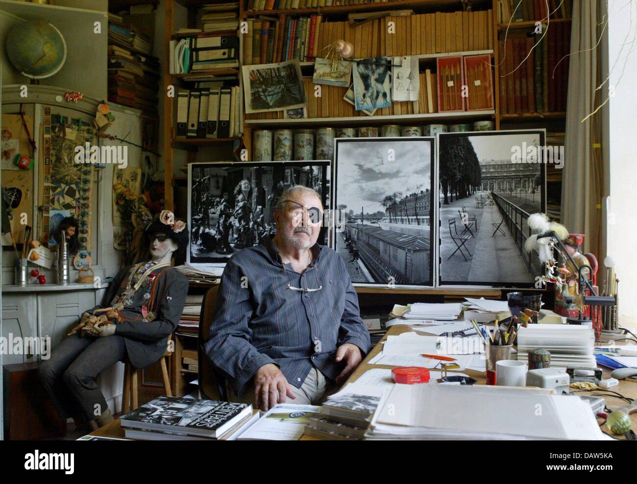 (dpa file) - The file picture, dated 12 August 2004, shows painter, collector and author Lothar-Guenther Buchheim  in his house in Feldafing, Germany. As the State Chancellery of Bavaria announced on Friday 23 February 2007, Buchheim passed away on Thursday 22 February 2007 at the age of 89. Photo: Matthias Schrader Stock Photo