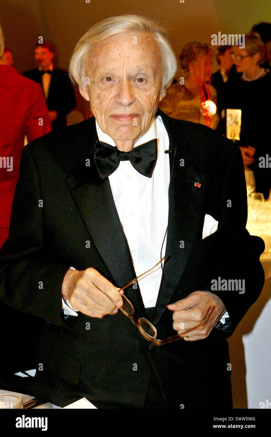 FILE Art collector Heinz Berggruen is pictured during an awarding