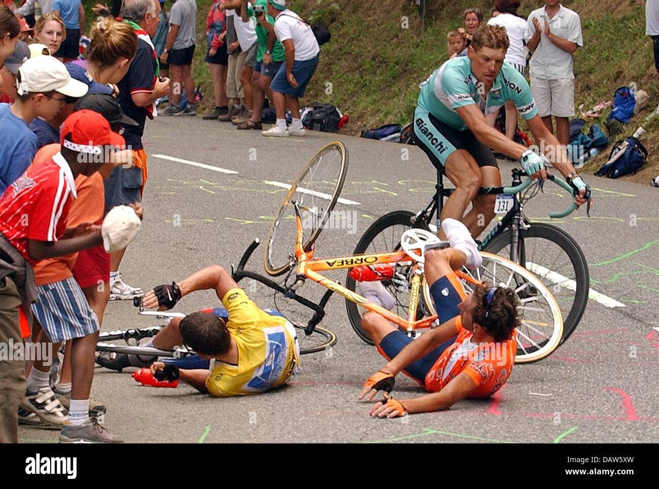 (FILE) - German cyclist Jan Ullrich (R) avoids to crash into US American cycling legend Lance Armstrong and Spanish Iban Mayo (C) during the 15th stage of the Tour de France 2003 in Luz-Ardiden, France, 21 July 2003. Former Tour de France winner Ullrich announced his retirement from cycling at the age of 33 on Monday, 26 February 2006. Ullrich, who is alleged having been implicated Stock Photo
