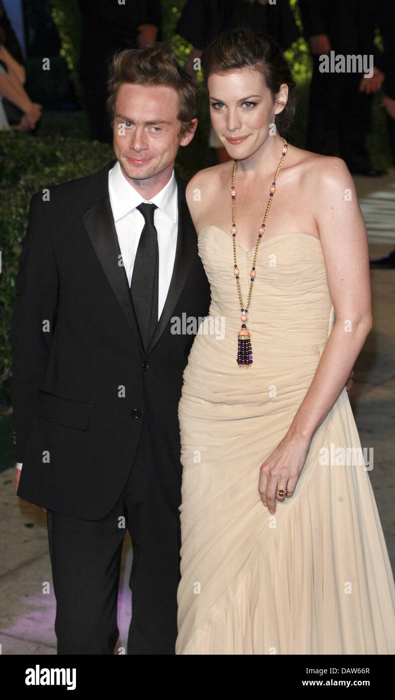 British musician Royston Langdon (L) and US actress Liv Tyler (R) smile for the cameras arriving at the Vanity Fair Oscar Party in Los Angeles, CA, United States, 25 February 2007. Photo: Hubert Boesl Stock Photo