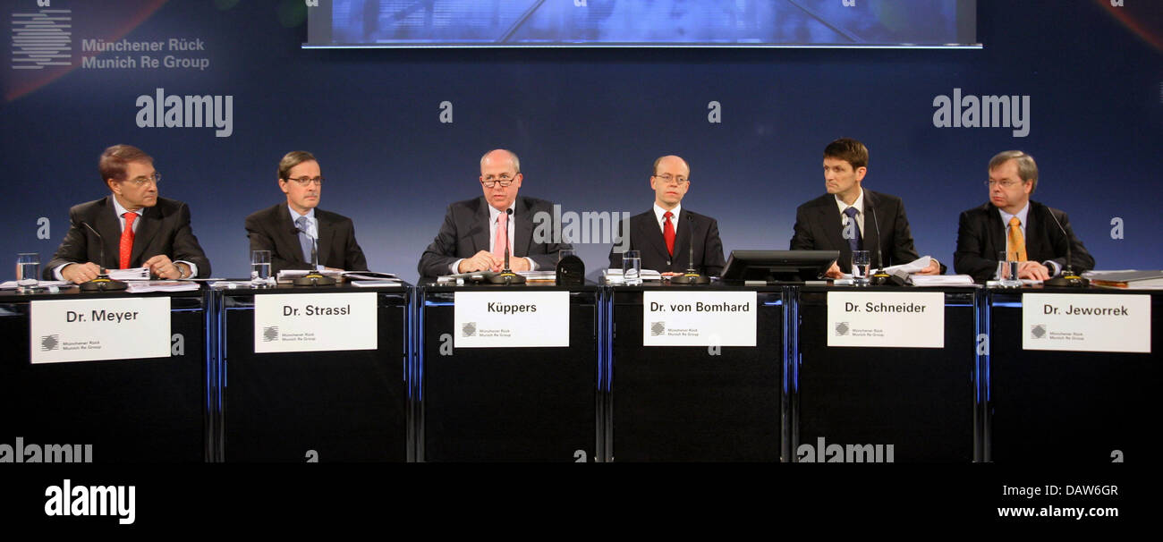 Munich Re Group board members (L-R) Lothar Meyer, Wolfgang Strassl, spokesman Rainer Kueppers, Nikolaus von Bomhard, Joerg Schneider and Torsten Jeworrek sit on the podium in front of a video screen at the annual balance press conference in Munich, Germany, Wednesday, 28 February 2007. The world's second largest reinsurance company announced its third successive record year. Balanc Stock Photo