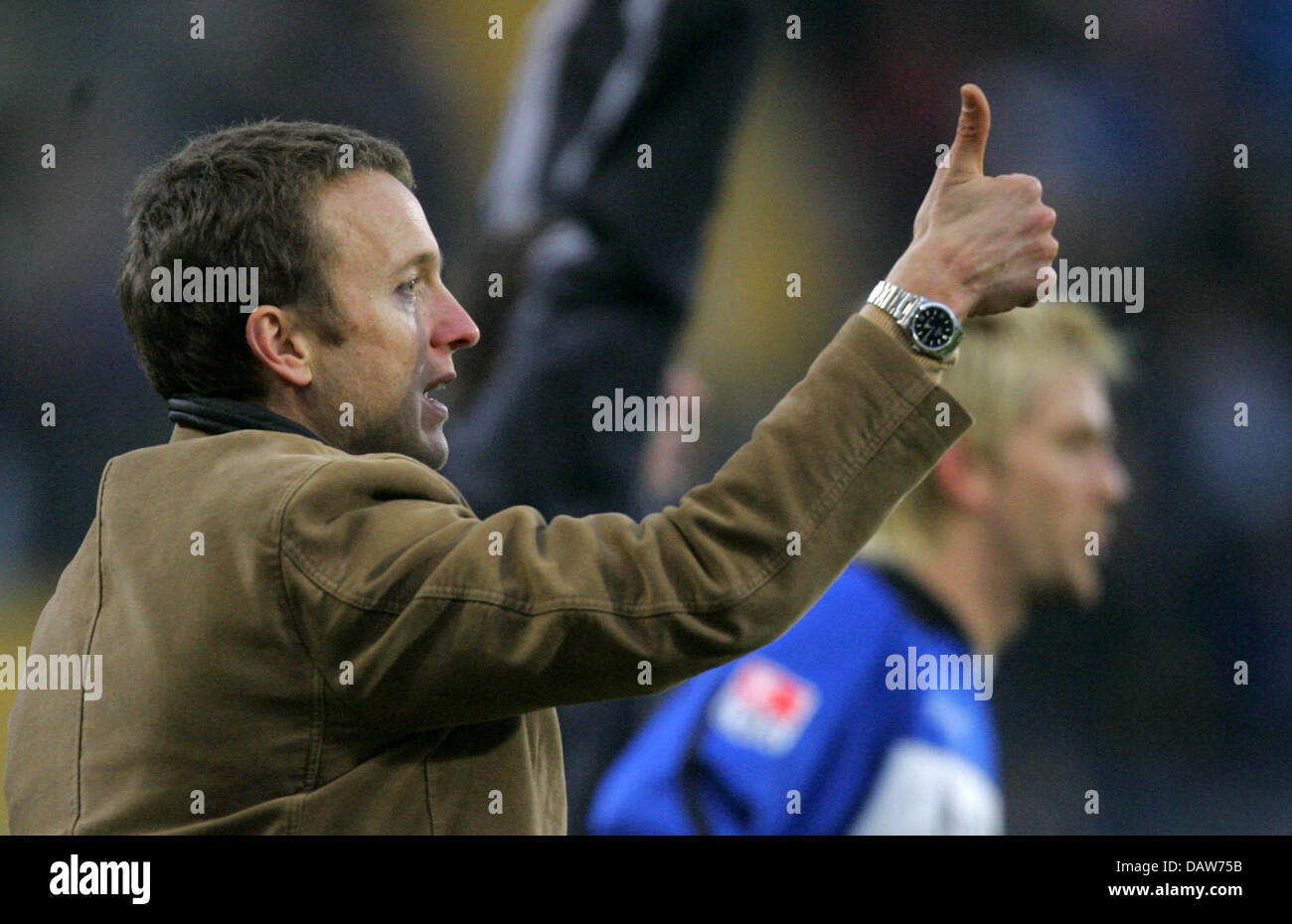 Bielefeld head coach Frank Geideck (L) thumbs up from the sideline during the Bundesliga match Arminia Bielefeld v 1.FC Nuremberg at the SchuecoArena stadium of Bielfeld, Germany, Saturday, 03 March 2007. Photo: Bernd Thissen (ATTENTION: BLOCKING PERIOD! The DFL permits the further utilisation of the pictures in IPTV, mobile services and other new technologies no earlier than two h Stock Photo