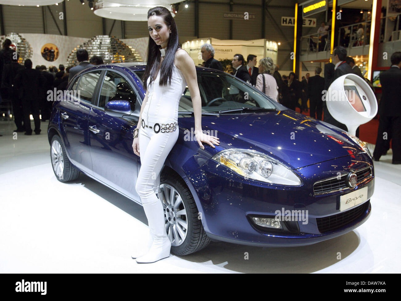 A hostess poses with a Fiat Bravo for the press at the Geneva Motor Show in Geneva, Switzerland, Tuesday, 06 March 2007. The trade show running from 8 to 18 March presents the latest developments of the automobile industry. Photo: Uli Deck Stock Photo