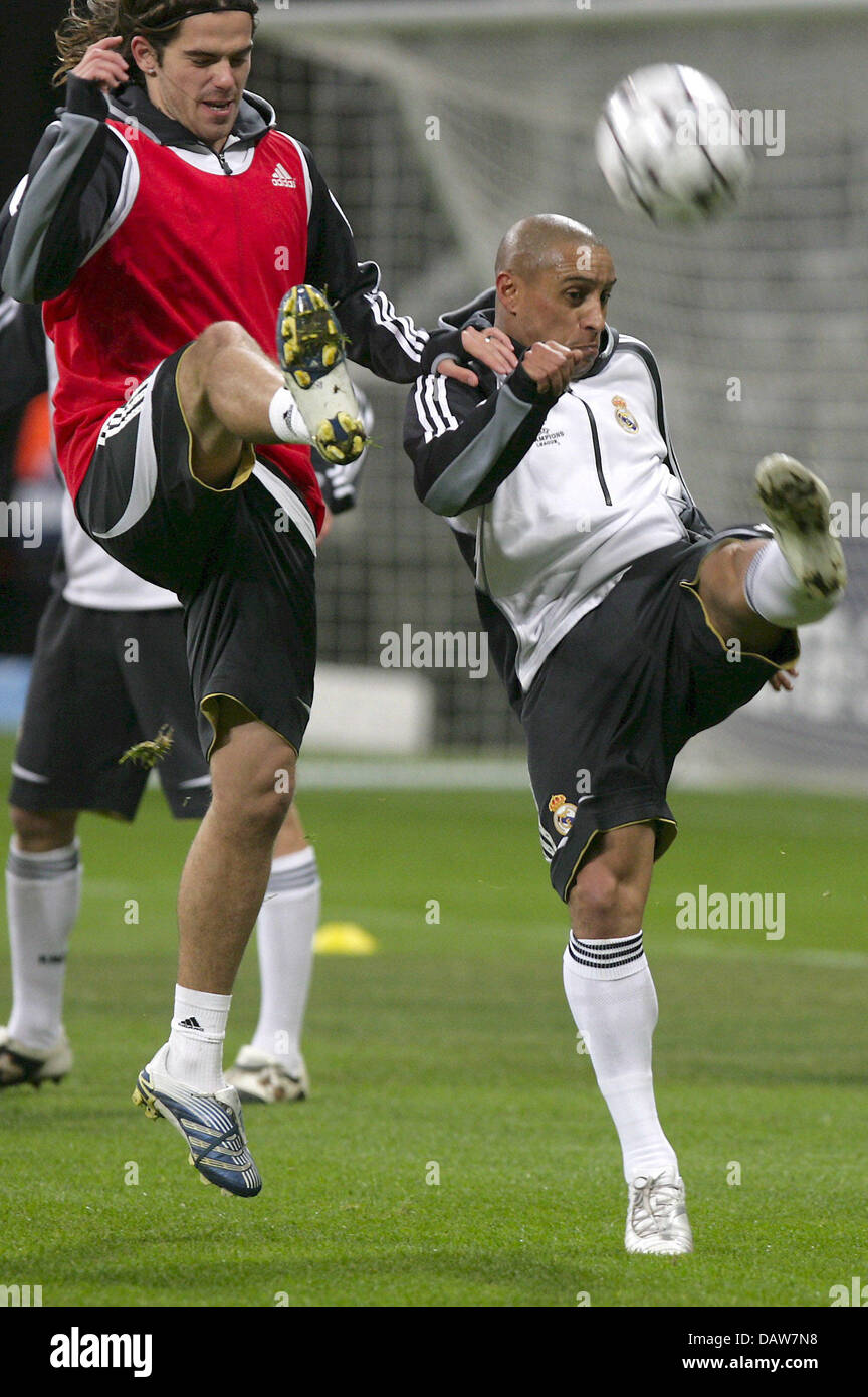 Real Madrid players Fernando Gago (L) and Roberto Carlos vie for the ball during the training session in Munich, Germany, Tuesday 06 March 2007. Real Madrid faces Bayern Munich on Wednesday 07 March 2007 in Munich in the second leg match of Champions League round of sixteen. Photo: Andreas Gebert Stock Photo