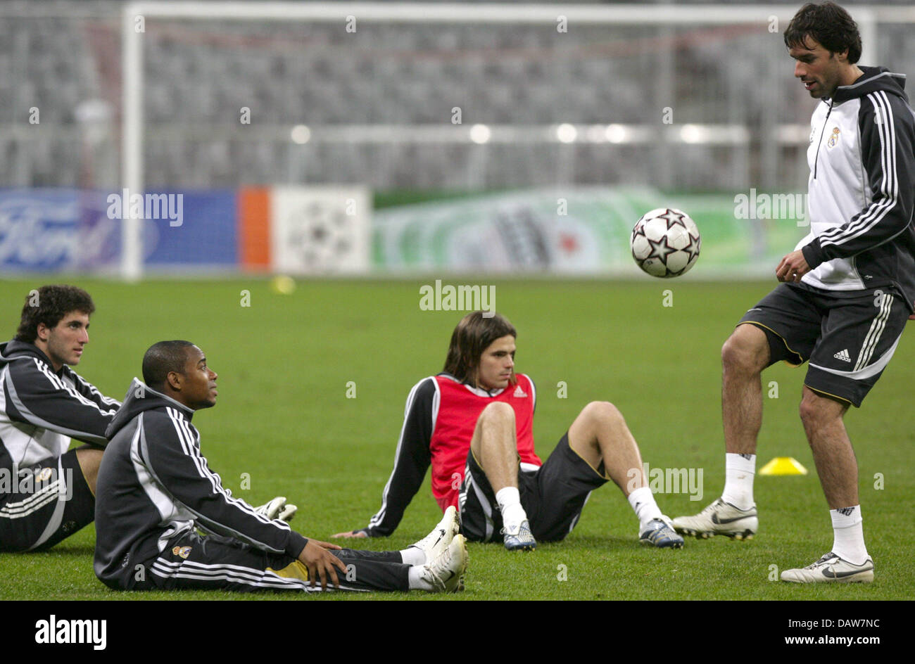 Real Madrid players (L-R) Gonzalo Higuain, Robinho and Fernando Gago watch their forward Ruud van Nistelrooy during a training session in Munich, Germany, Tuesday 06 March 2007. Real Madrid faces Bayern Munich on Wednesday 07 March 2007 in Munich in the second leg match of Champions League round of sixteen. Photo: Andreas Gebert Stock Photo