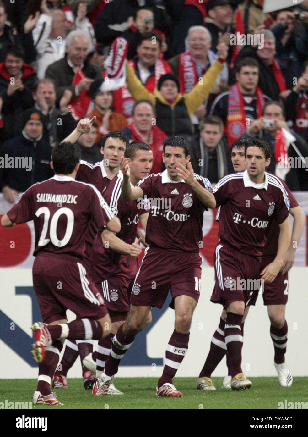 FC Bayern Munich's Dutch striker Roy Makaay (3rd from R) celebrates his 1-0  goal together with his teammates during their UEFA Champions League  second-round clash with Real Madrid at the Allianz Arena