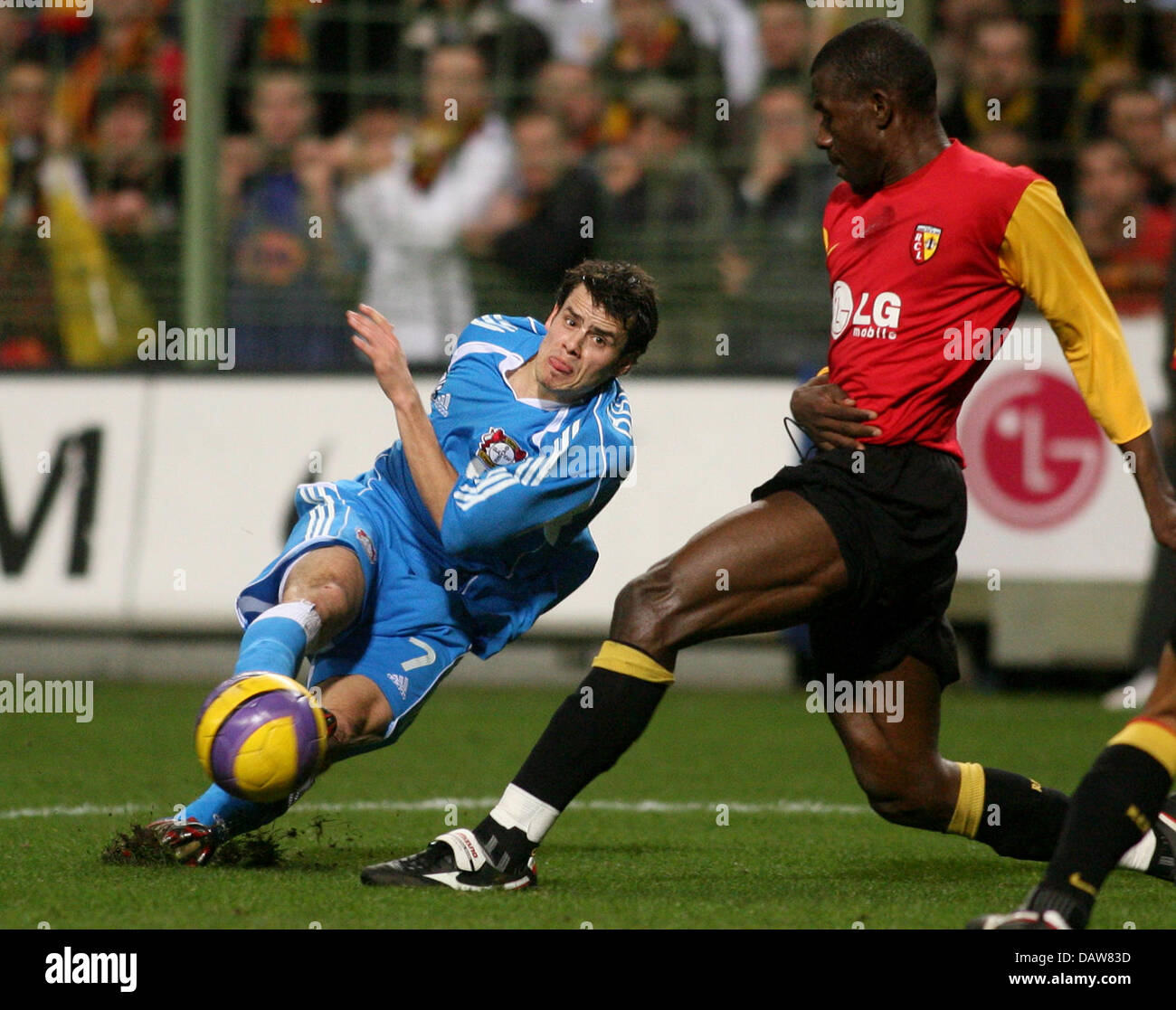 Tranqillo Barnetta (L) of Leverkusen and Adama Coulibaly of Lens vie for the ball during the UEFA Cup match RC Lens vs Bayer 04 Leverkusen at Félix-Bollaert Stadium in Lens, France, Thursday 08 March 2007. Leverkusen lost to Lens by 1-2. Photo: Felix Heyder Stock Photo