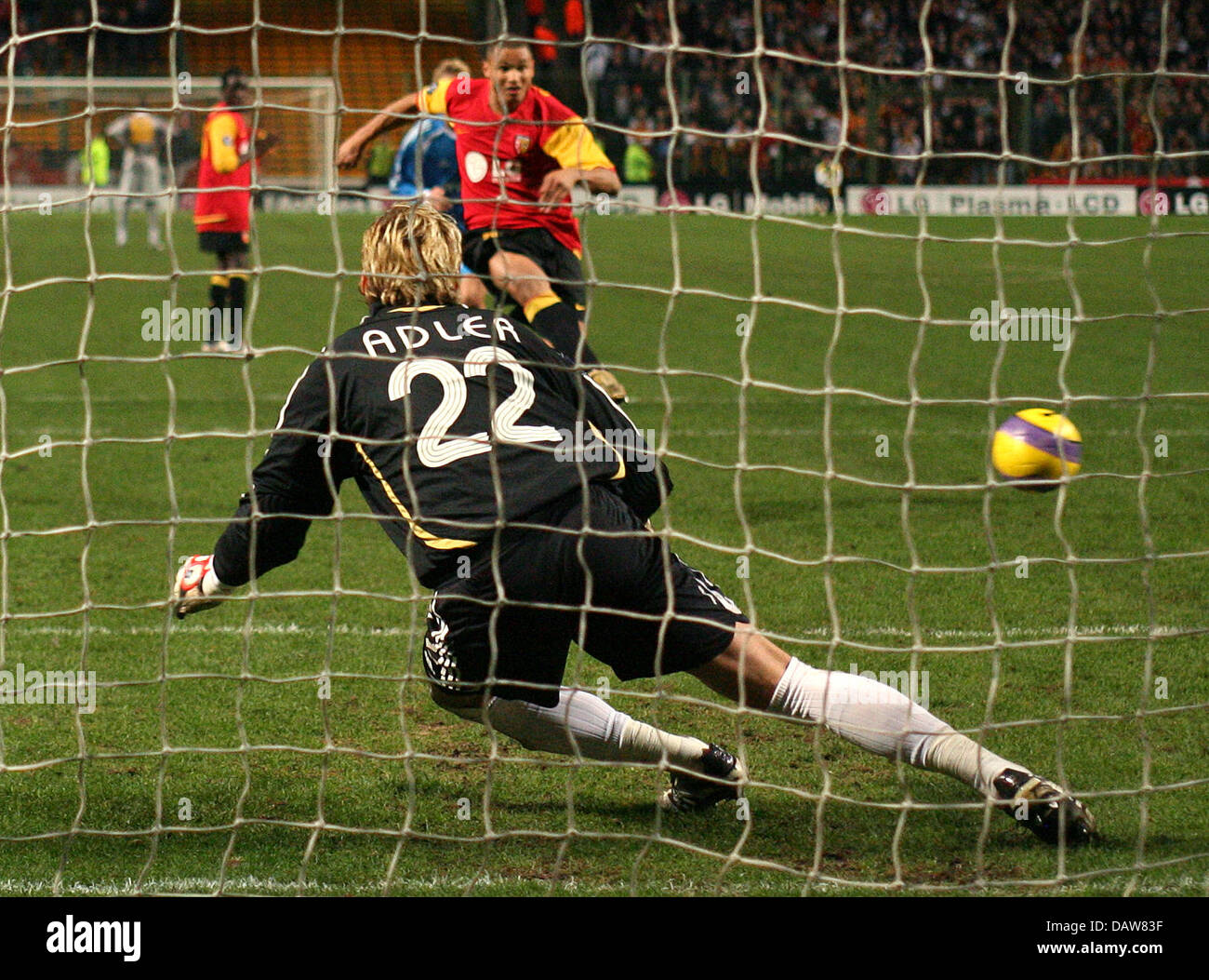 Goalkeeper Rene Adler of Leverkusen fails to hold Daniel Cousin's (back) penalty shot which causes Lens' lead of 2-1 during the UEFA Cup match RC Lens vs Bayer 04 Leverkusen at Félix-Bollaert Stadium in Lens, France, Thursday 08 March 2007. Leverkusen lost to Lens by 1-2. Photo: Felix Heyder Stock Photo