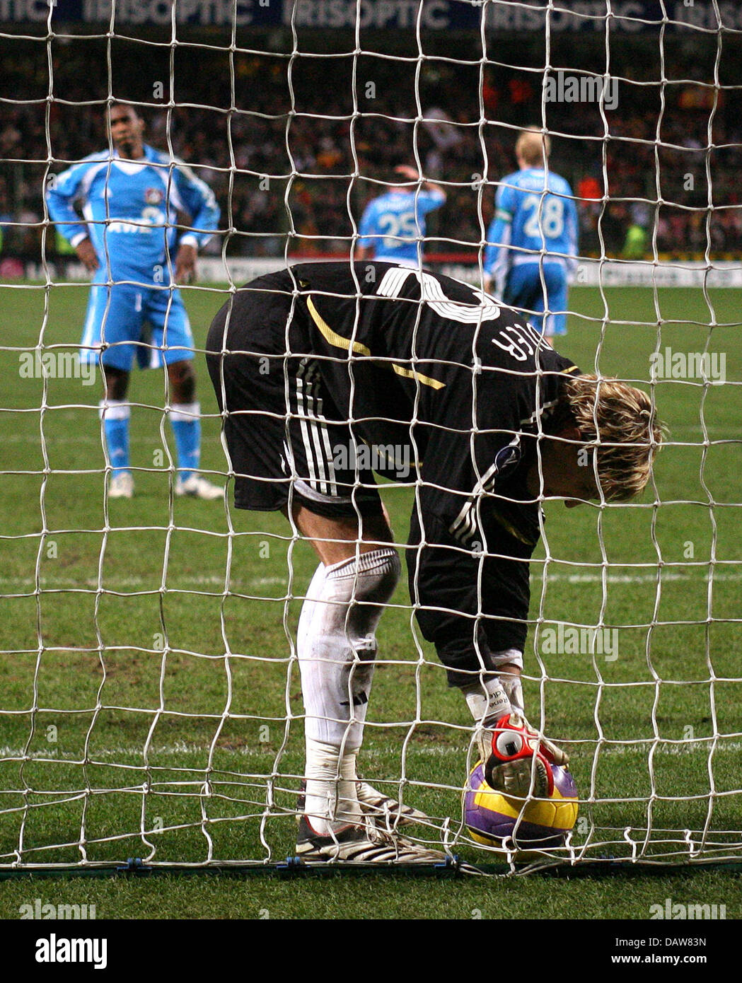 Leverkusen's goalkeeper Rene Adler reaches for the ball disappointedly after Lens' successful penalty shot during the UEFA Cup match RC Lens vs Bayer 04 Leverkusen at Félix-Bollaert Stadium in Lens, France, Thursday 08 March 2007. Leverkusen lost to Lens by 1-2. Photo: Felix Heyder Stock Photo