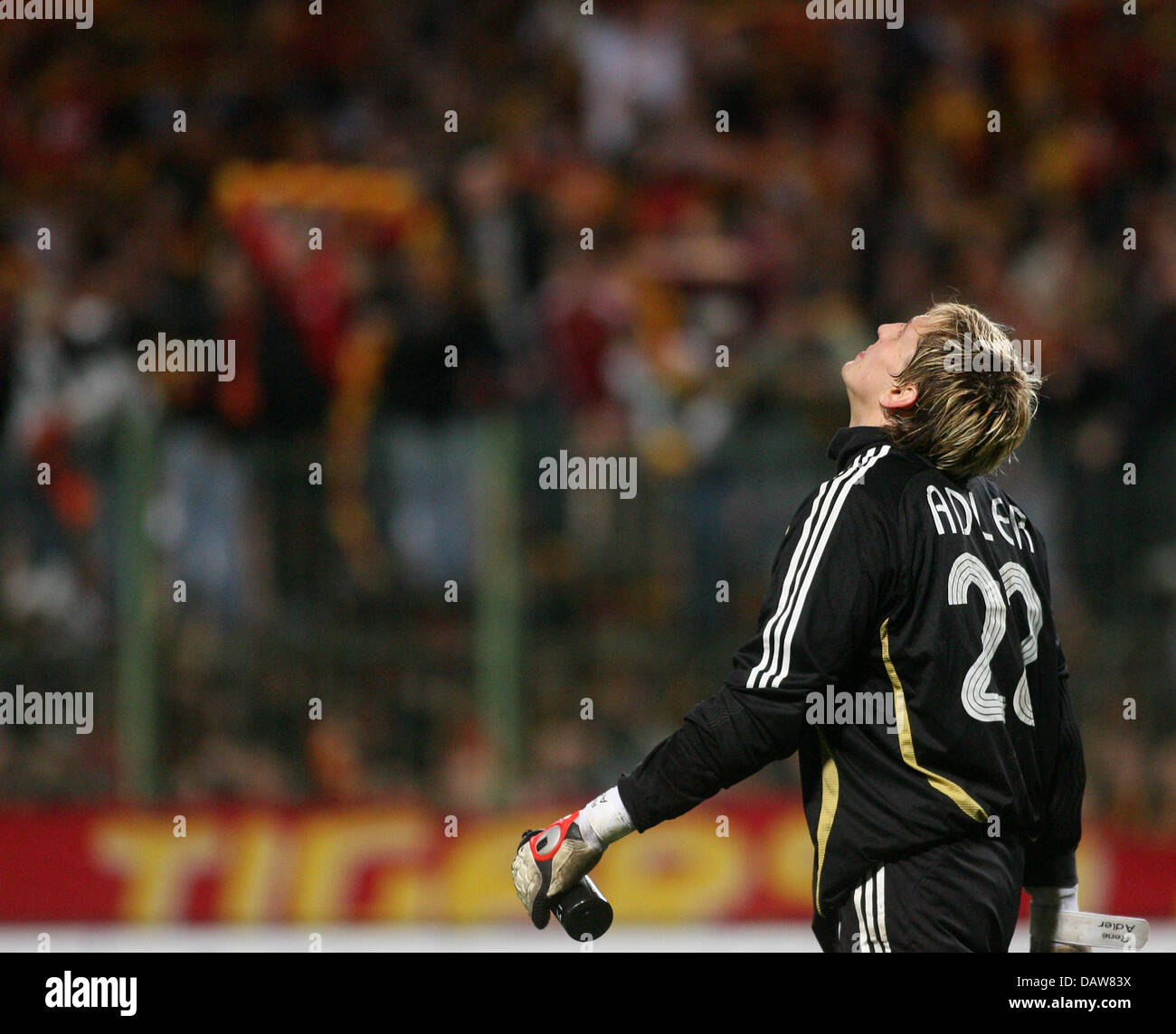 Leverkusen's goalkeeper Rene Adler gestures after the final whistle at the end of the UEFA Cup match RC Lens vs Bayer 04 Leverkusen at Félix-Bollaert Stadium in Lens, France, Thursday 08 March 2007. Haggui was subsequently expelled from the pitch while Lens scored the penalty shot. Leverkusen lost to Lens by 1-2. Photo: Felix Heyder Stock Photo