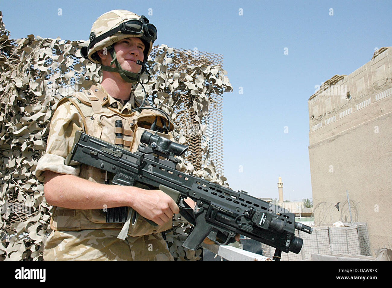 (dpa file) A soldier of the 1st Queen's Dragoon Guards guards the Convention Centre in downtown Samawa, Iraq, June 2006. He is armed with an assault rifle SA80A2. Photo: Carl Schulze Stock Photo