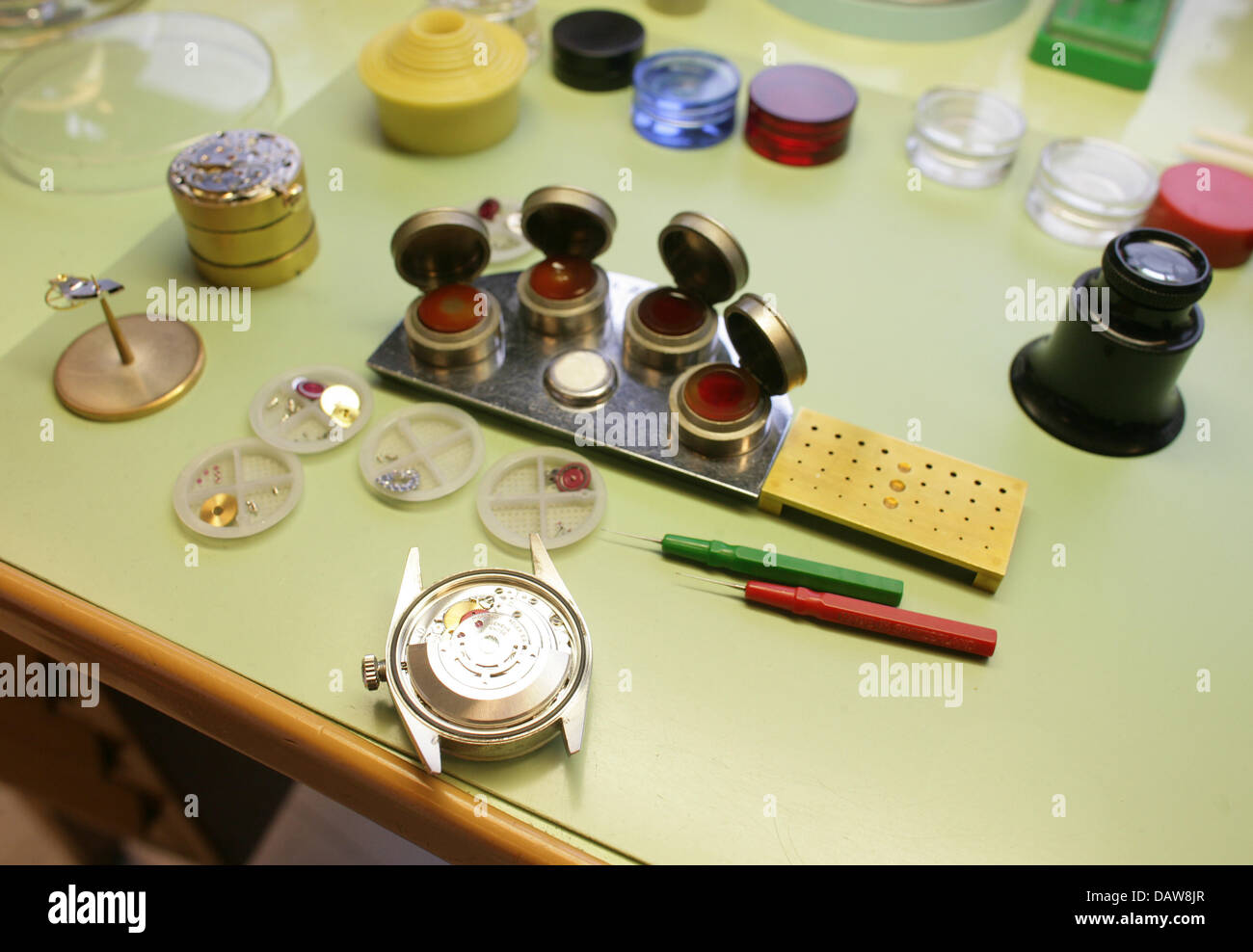 The picture shows the workplace of a watchmaker of clock shop 'Uhren Blome'  at the Koenigsallee in Duesseldorf, Germany, Monday, 22 January 2007.  Photo: Rolf Vennenbernd Stock Photo - Alamy