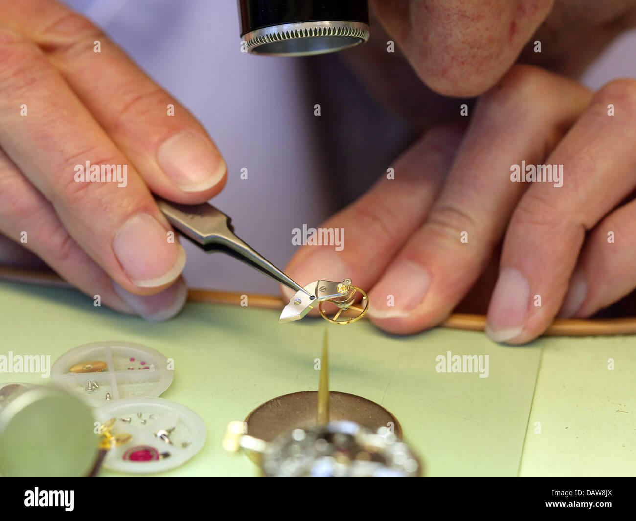 Watchmaker Erich Muecke works on the balance-wheel of  a luxury wrist watch at the workshop of clock shop 'Uhren Blome' at the Koenigsallee in Duesseldorf, Germany, Monday, 22 January 2007. Photo: Rolf Vennenbernd Stock Photo