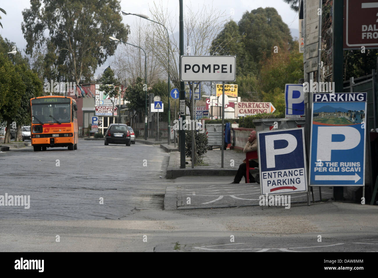 Signs at the town's entrance indicate parking lots in Pompeji, Italy, 03 March 2007. Photo: Lars Halbauer Stock Photo