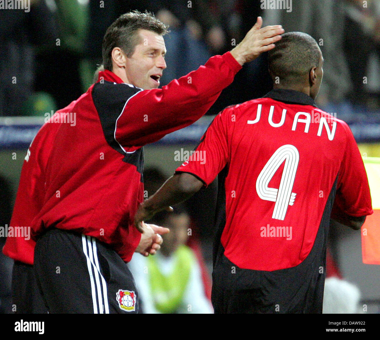 Bayer 04 Leverkusen's head coach Michael Skibbe (L) congratulates Juan for his 3-0 goal during the UEFA Cup round of 16 second leg against RC Lens at the BayArena stadium in Leverkusen, Germany, Wednesday, 14 March 2007. Goals from Voronin, Barbarez and Juan gave the Germans a 4-2 aggregate victory to qualify for the quarter finals of the competition. Photo: Rolf Vennenbernd Stock Photo