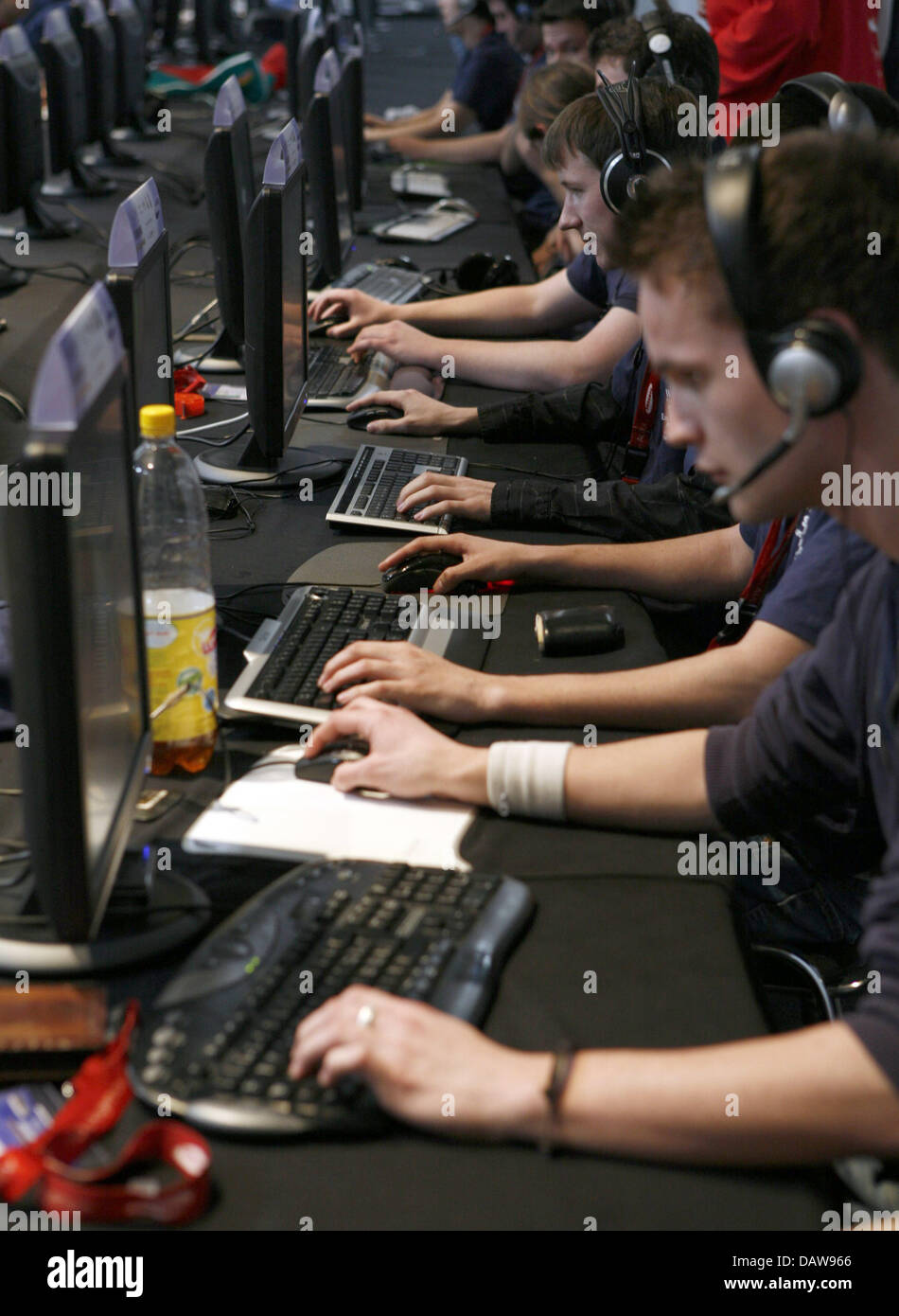 Competitors in the World Cyber Games 2007 compete in 'Counter Strike' at the 'CeBIT 2007' trade fair in Hanover, Germany, Thursday, 15 March 2007. CeBIT is the world's largest trade fair showcasing digital IT and telecommunications solutions for home and work environments and this year runs from 15th until 21st March 2007. More than 6,000 companies from 77 countries will exhibit th Stock Photo