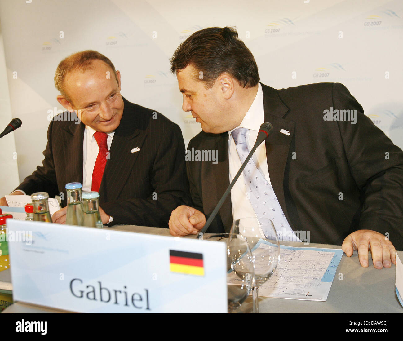 German Minister of Environment Sigmar Gabriel (R) and Yvo de Boer, Executive Secretary of the United Nations Framework Convention on Climate Change (UNFCCC), chat during the concluding press conference of the meeting of environment ministers of the G8 countries and five threshold countries at Castle Cecilienhofin Potsdam, Germany, Saturday 17 March 2007. The politicians discussed a Stock Photo