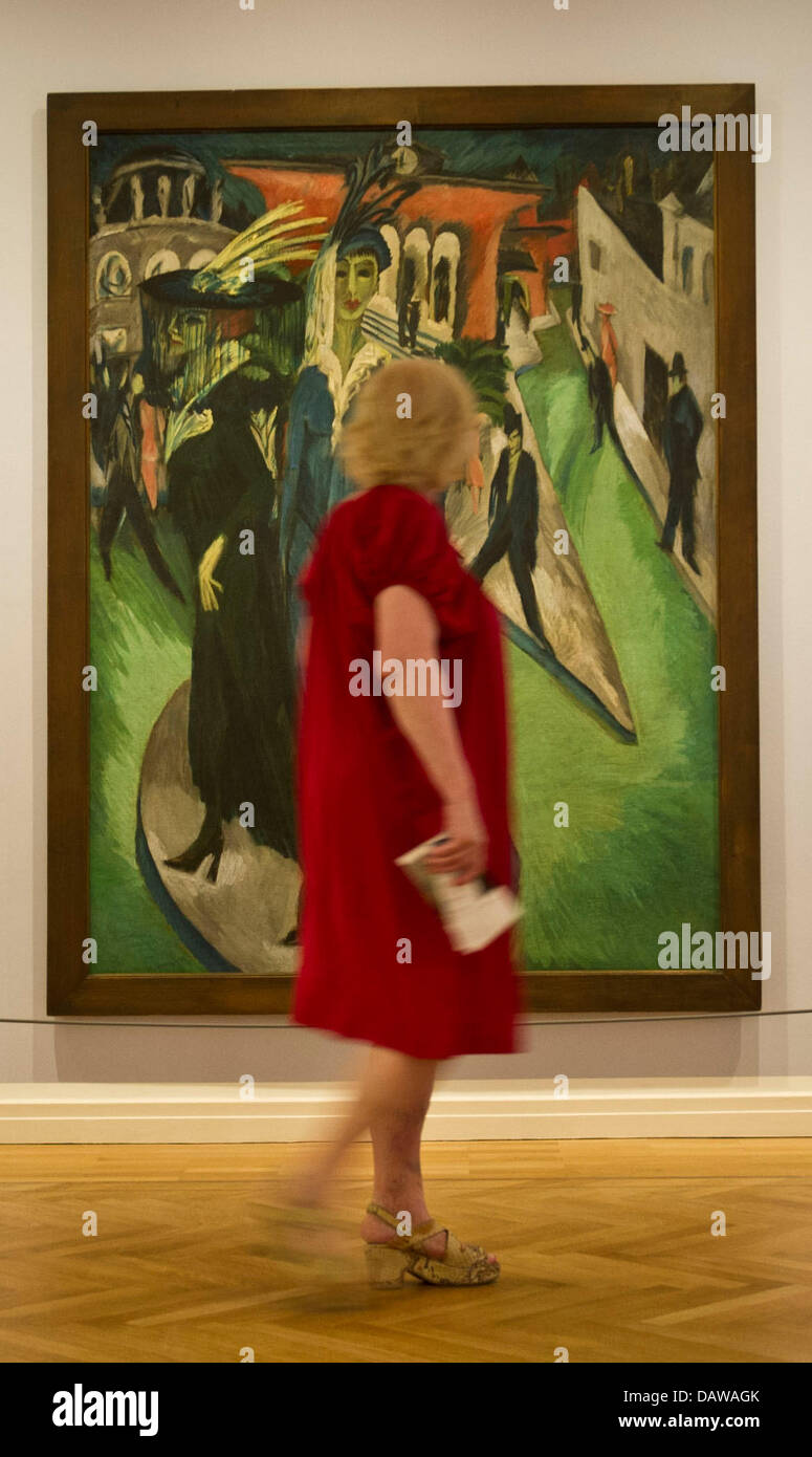 A woman looks at the painting "Potsdamer Platz" by Ernst Ludwig