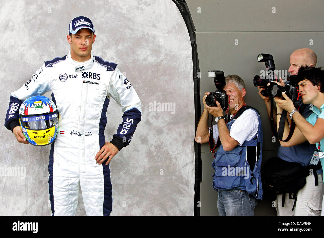 Austrian Formula One pilot Alexander Wurz of Williams F1 Team poses for the cameras at the official photo session to the 2007 Formula 1 Australian Grand Prix at the Albert Park race track in Melbourne, Australia, Thursday 15 March 2007. he first Grand Prix of the 2007 Formula 1 season will take place in Melbourne on Sunday 18 March. Photo: BERND THISSEN Stock Photo