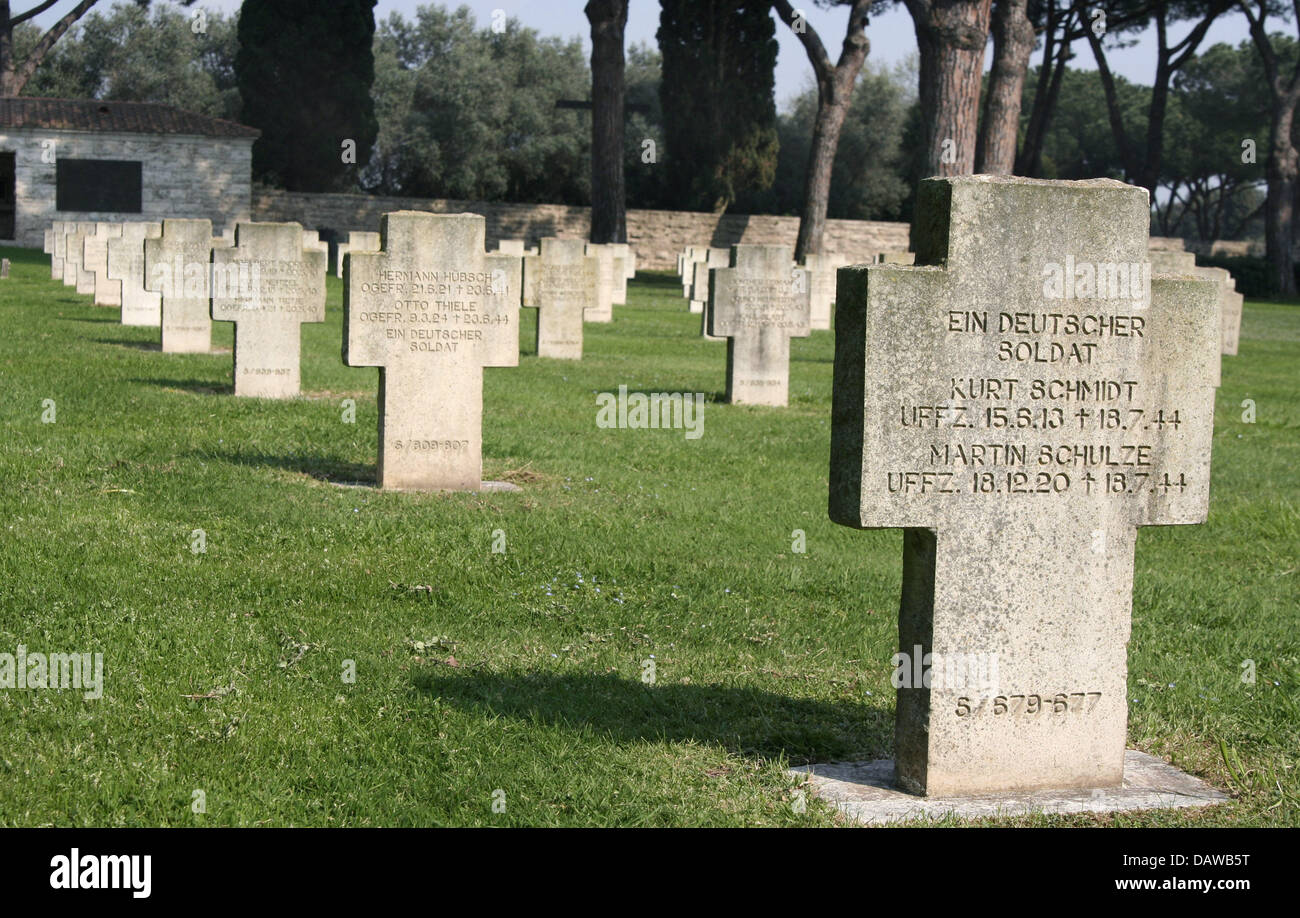 The photo shows grave stones at the military cemetary for German soldiers killed in WWII in Pomezia, Italy, 17 March 2007. 27.423 German soldiers killed in World War II are buried here. Photo: Lars Halbauer Stock Photo