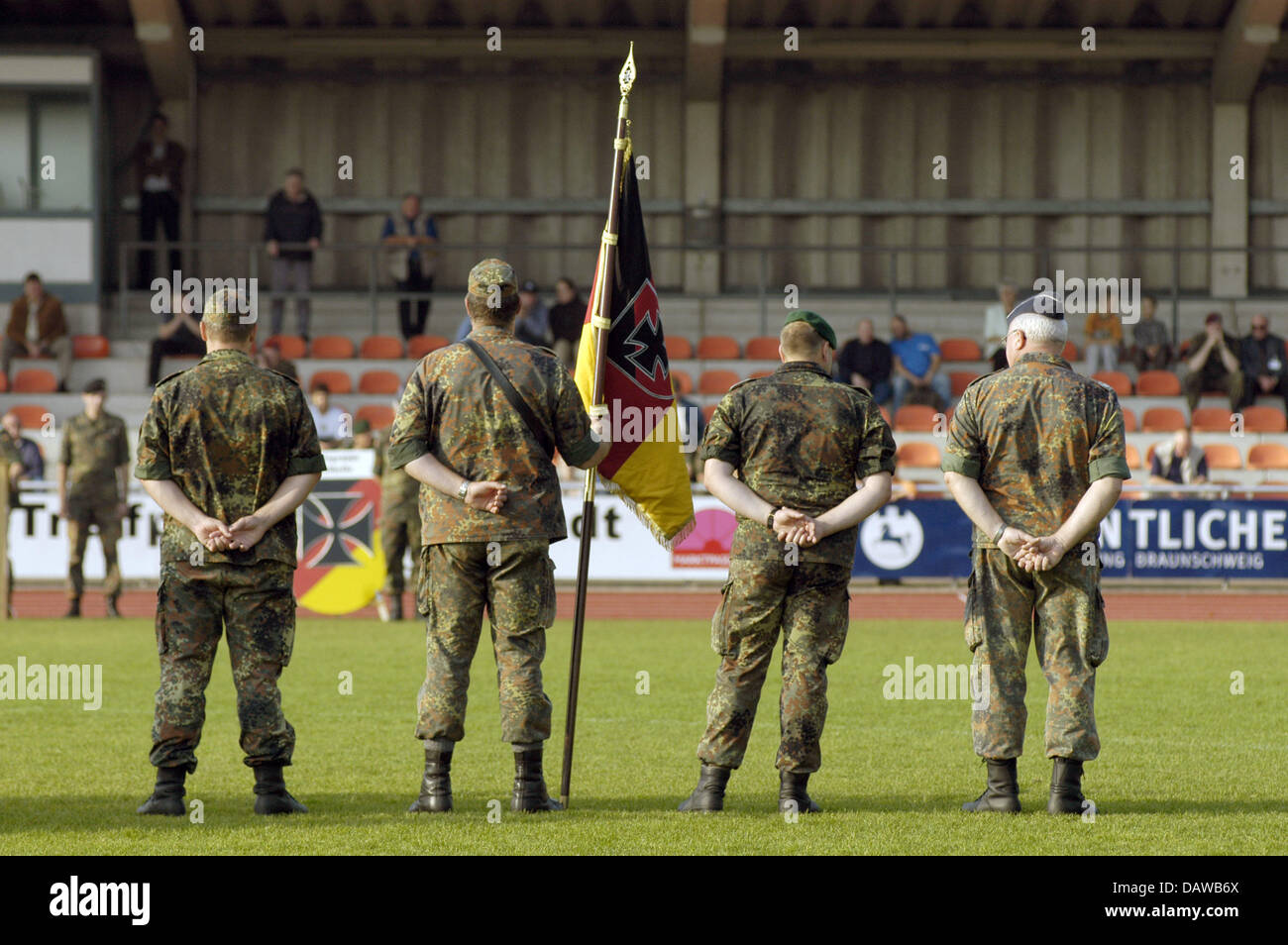 Bundeswehr soldiers and reservists muster prior to the Helmstedt-Haldensleben reservists' march at the Masch Stadium in Helmstedt, Germany, 08 October 2005. Photo: Stefan Haehnsen Stock Photo