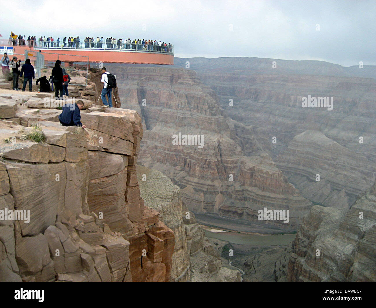 The picture shows visitors flocking to the newly opened Grand Canyon Skywalk in the Hualapai Indians reservation in Arizona state, USA, Tuesday, 20 March 2007. The Skywalk has been inaugurated with hundreds of invited guests getting fascinating views over the canyon through its glass walkway. Rising 1,220 metres from the canyon's floor and 25 metres beyond its rim, the Skywalk is b Stock Photo