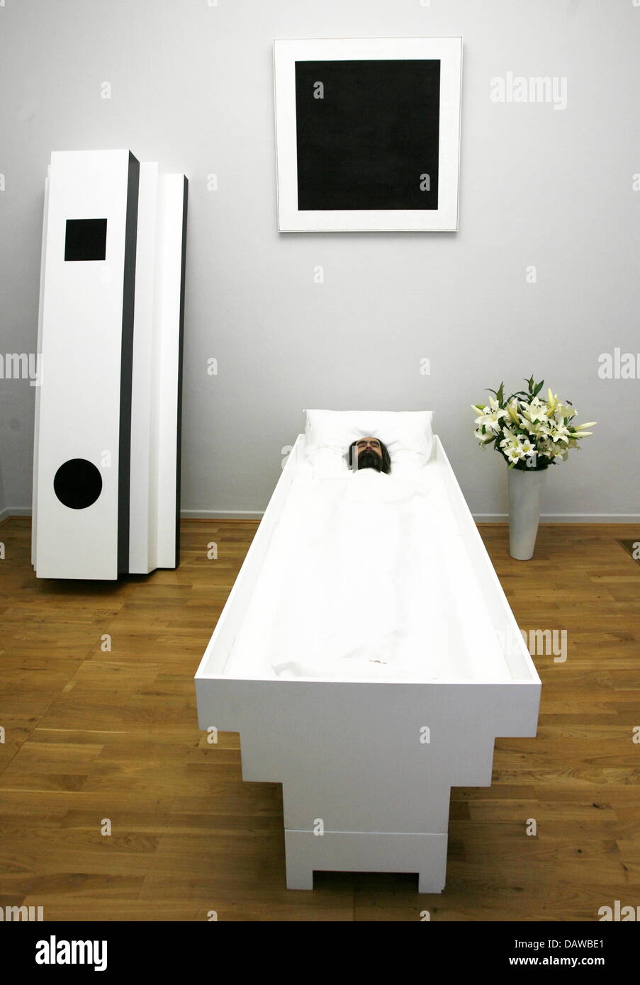 The picture shows the installation 'Corpse of Art' (2003) by artists group 'IRWIN' at museum 'Kunsthalle' in Hamburg, Germany, Thursday 22 March 2007. The art work, resembling the 1935 coffin of Kazimir Malevich, is part of the exhibition 'Black Square. Hommage à Malevich', which opens 23 March 2007. Photo: Maurizio Gambarini Stock Photo