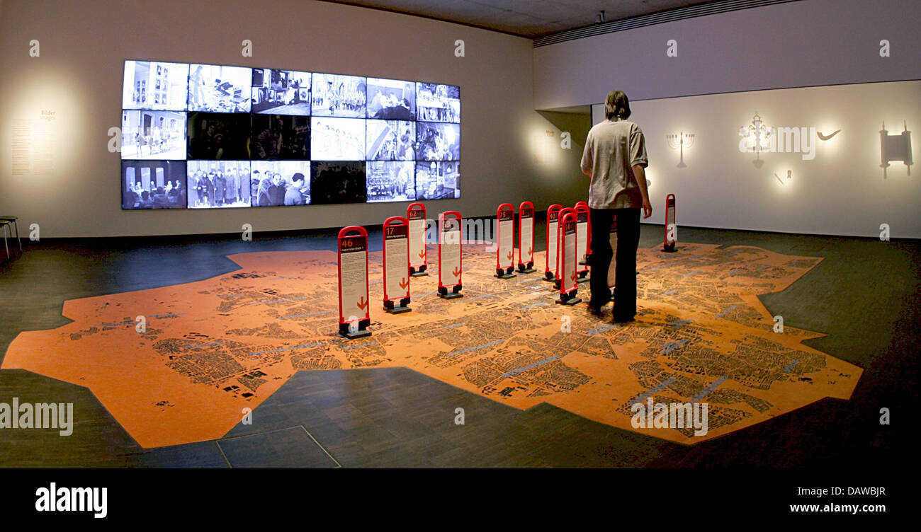 A visitor eye the exhibition at the new Jewish Museum of Munich, Germany, 21 March 2007. Munich opens the house on Thursday, 22 March more than 78 years after the first idea for a jewish museum. Next to the permanent exhibition the museum will exhibit varying shows on an area of 900 square metres. Photo: Matthias Schrader Stock Photo