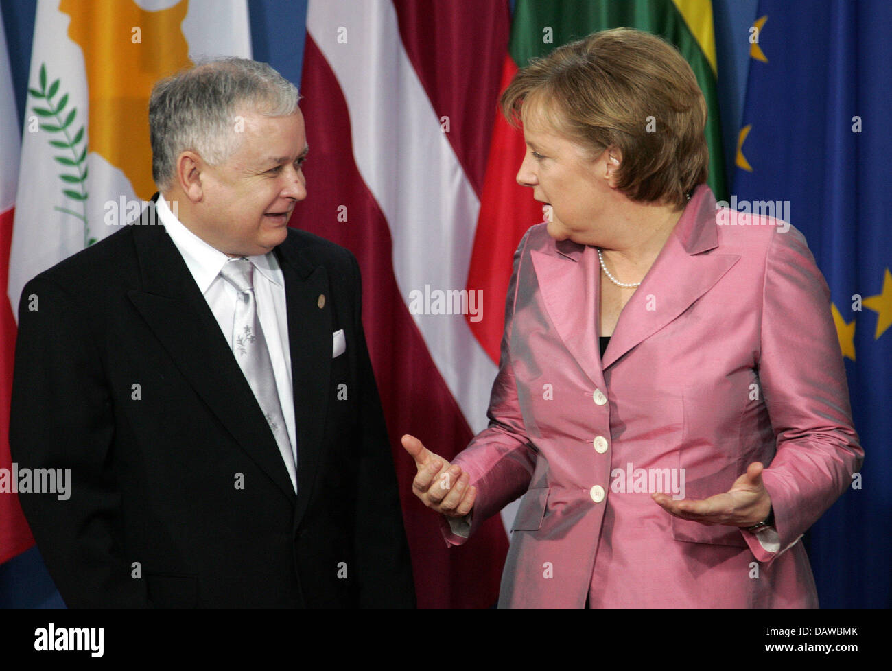 Lech Walesa Merkel en ceremonia honor Frequently Asked Questions