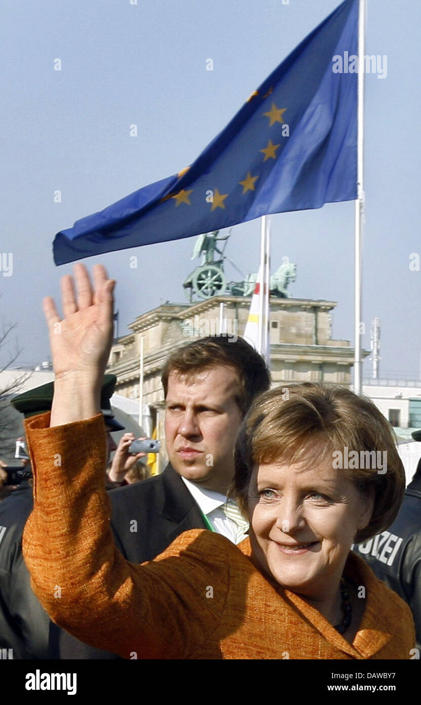 German Chancellor Angela Merkel waves to the spectators after the group picture call to the Brandenburg Gate of Berlin, Germany, 25 March 2007. The heads of state signed the so-called 'Berlin Declaration' on the joint EU reform endeavours. Photo: Wolfgang Kumm Stock Photo