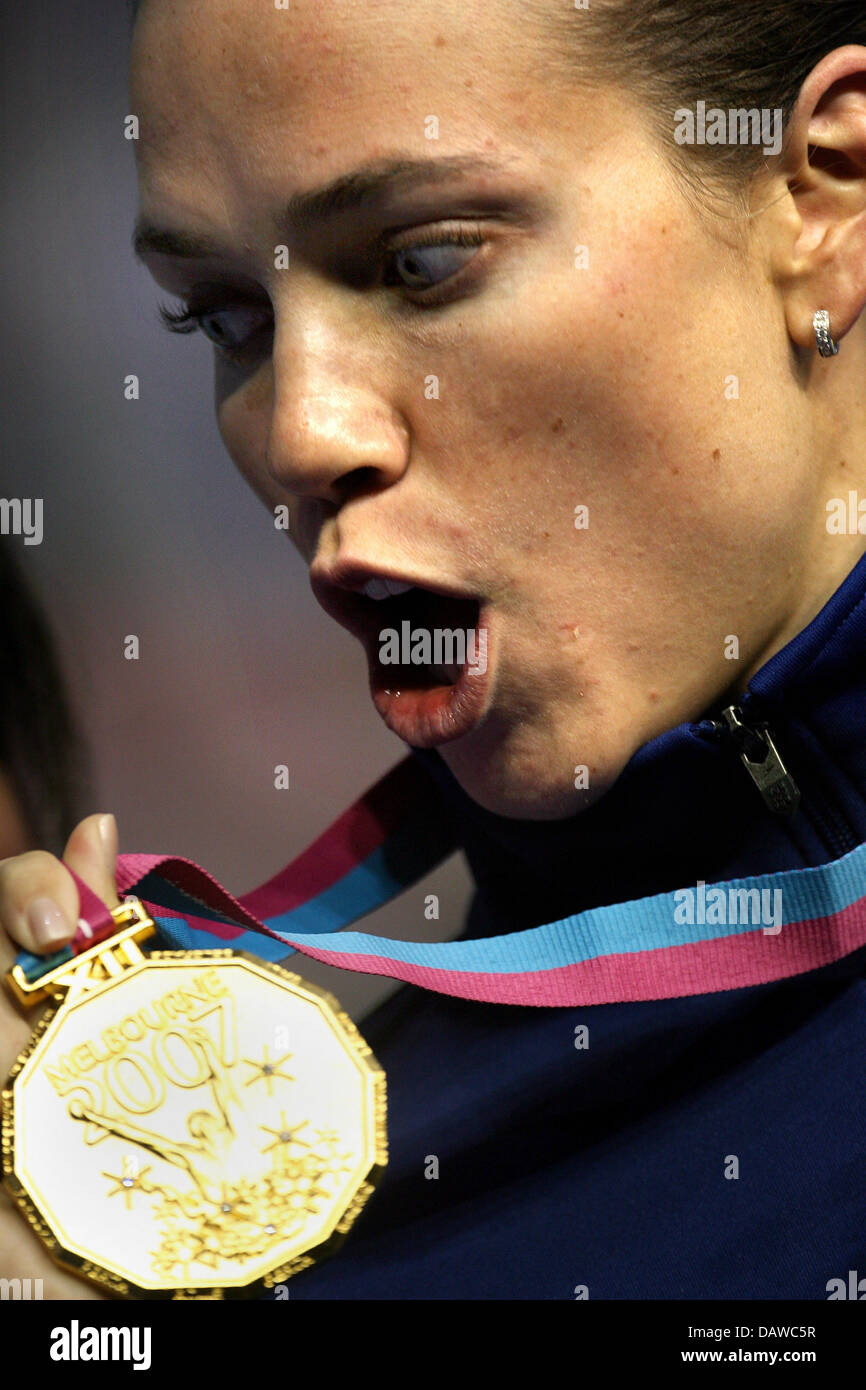 US swimmer Natalie Coughlin poses with her gold medal for the Women's 100m Backstroke of the 12th FINA Cahmpionships in Melbourne, Australia, Tuesday, 27 March 2007. Photo: Bernd Thissen Stock Photo