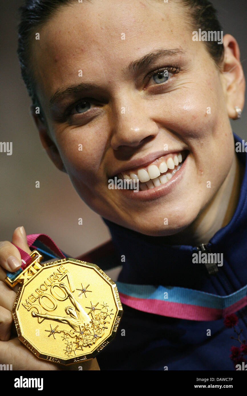 US swimmer Natalie Coughlin poses and smiles with her gold medal for the Women's 100m Backstroke of the 12th FINA WAorld Championships in Melbourne, Australia, Tuesday, 27 March 2007. Photo: Bernd Thissen Stock Photo