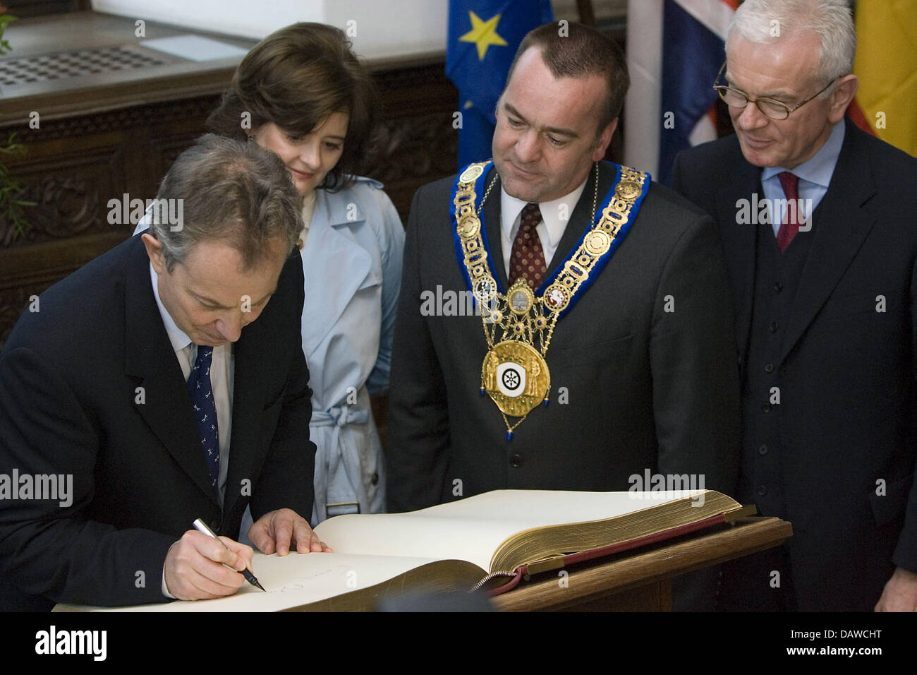 British Prime Minister Tony Blair (L) signs the Golden Book of the city of Osnabrueck next to his wife Cherie (2nd from L), Osnabrueck's Lord Mayor Boris Pistorius (2nd from R) and Hans-Gert Poettering, President of the European Parliament, at the 'Friedenssaal' of Osnabrueck City Hall, Germany, Sunday, 25 March 2007. On the invitation of Poettering Blair payed a stopover visit to  Stock Photo