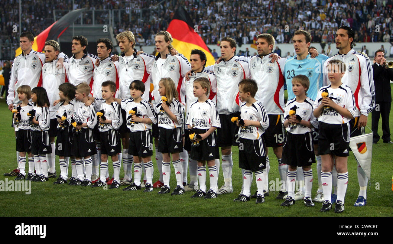 The German national team lines up before the test cap Germany v Denmark at the MSV Arena stadium of Duisburg, Germany, Wednesday, 28 March 2007. Photo: Franz-Peter Tschauner Stock Photo