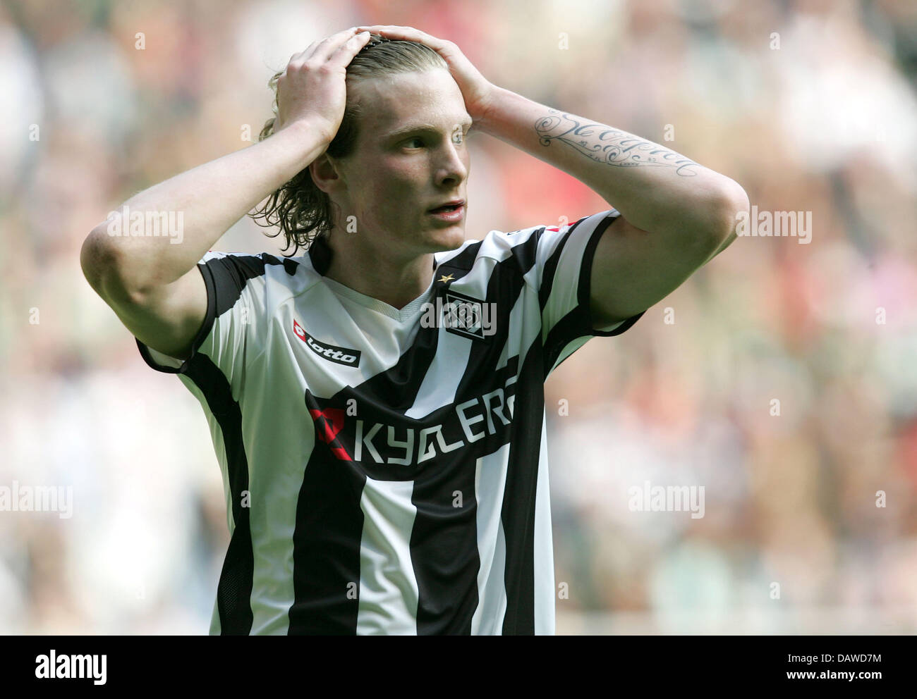 Moenchengladbach's Marcell Jansen pictured during the Bundesliga match Borussia Moenchengladbach v Eintracht Frankfurt at the Borussia Park of Moenchengladbach, Germany, Saturday, 31 March 2007. The match ended in a 1-1 draw. Photo: Rolf Vennenbernd (ATTENTION: BLOCKING PERIOD! The DFL permits the further utilisation of the pictures in IPTV, mobile services and other new technologi Stock Photo