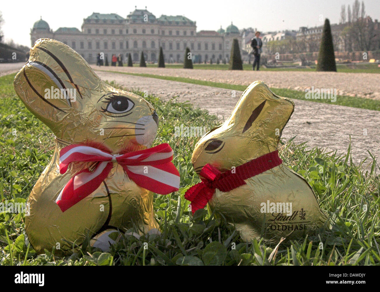 The patented chocolate Easter bunny by Lindt (R) and the disputed chocolate Easter bunny by Hauswirth (L) pictured in Vienna, Austria, Tuesday, 03 April 2007. Still no end is in sight in the dispute over the Easter bunnies. An interlocutory injunction issued in 2004 stopped the production of the Hauswirth chocolate bunny but two judicial authorities did not come to a decision yet.  Stock Photo