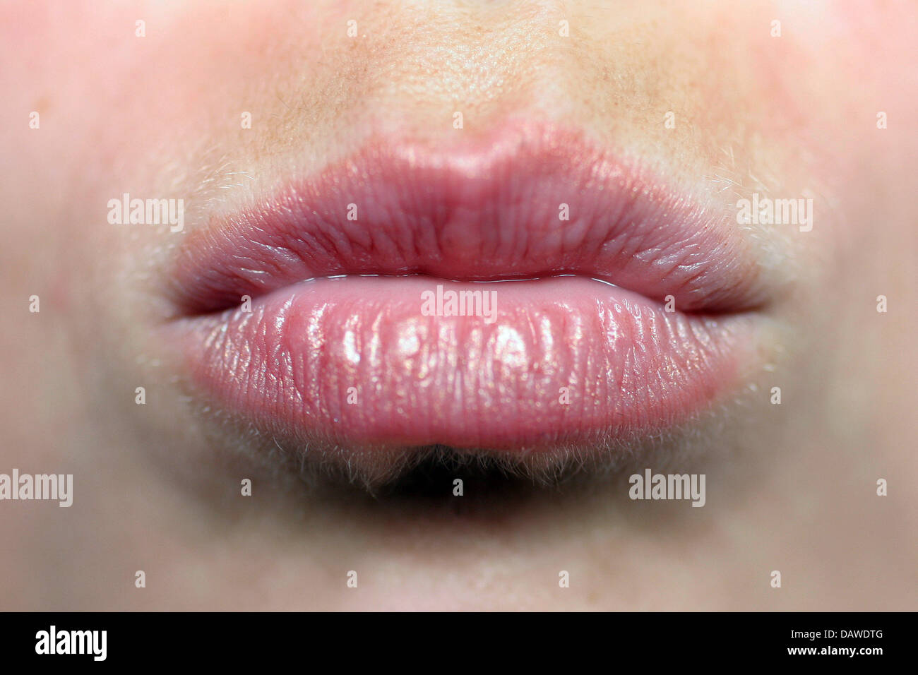 A young woman presents her lips waiting to be kissed in Berlin, 8 March 2007. MODEL RELEASED. Photo: Heiko Wolfraum Stock Photo