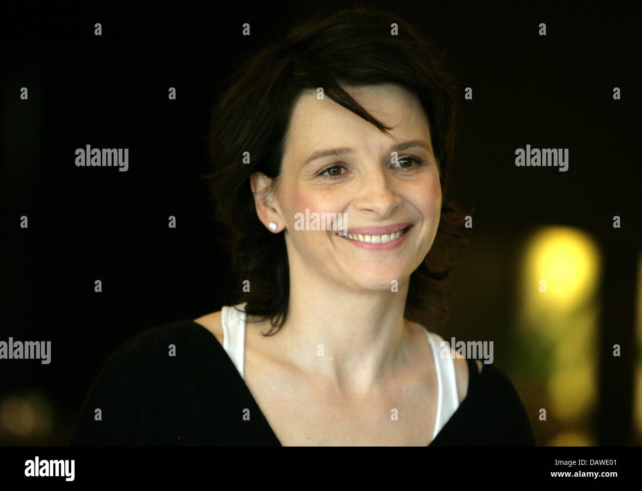 French actress Juliette Binoche is pictured in Cologne, Germany, Wednesday 04 April 2007. Binoche is currently shooting the film 'Disengagement' in which she stars as a mother who sees her daughter again in Israel 20 years after she gave the child away right after giving birth. Photo: Rolf Vennenbernd Stock Photo