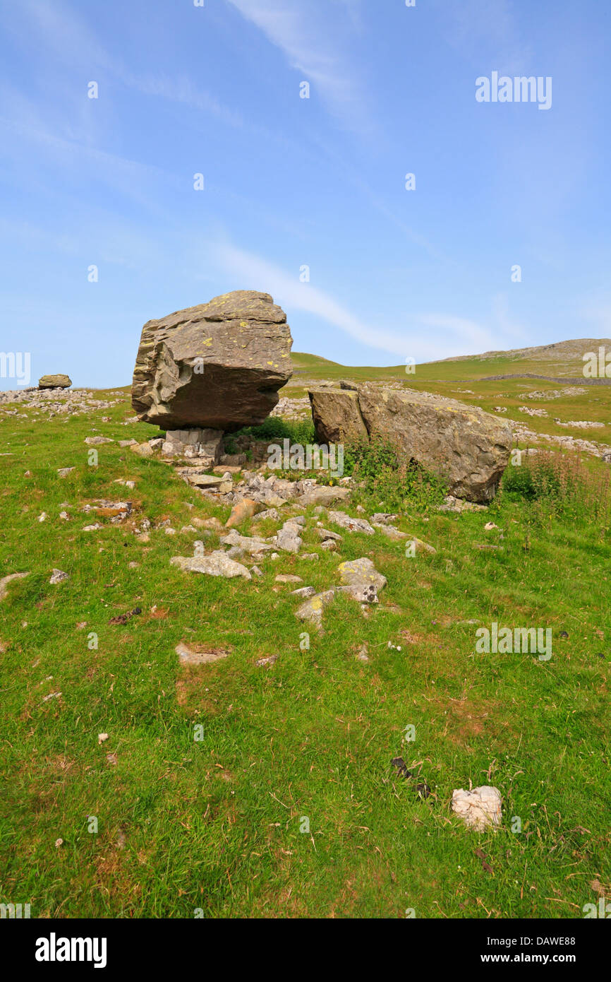 Norber erratics boulders Austwick Yorkshire Dales National Park England UK Stock Photo