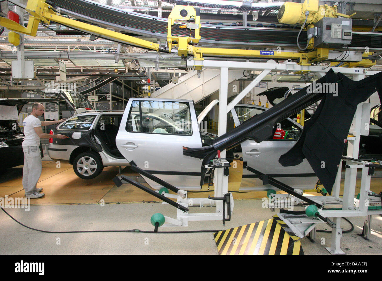 A man attaches the doors onto a Skoda Octavia body at an assembly line in the Skoda plant in Mlada Boleslav, Czech Republic, 19 March 2007. The Czech car manufacturer Skoda is a subsidiary of the German VW group. Photo: Bjoern Steinz Stock Photo