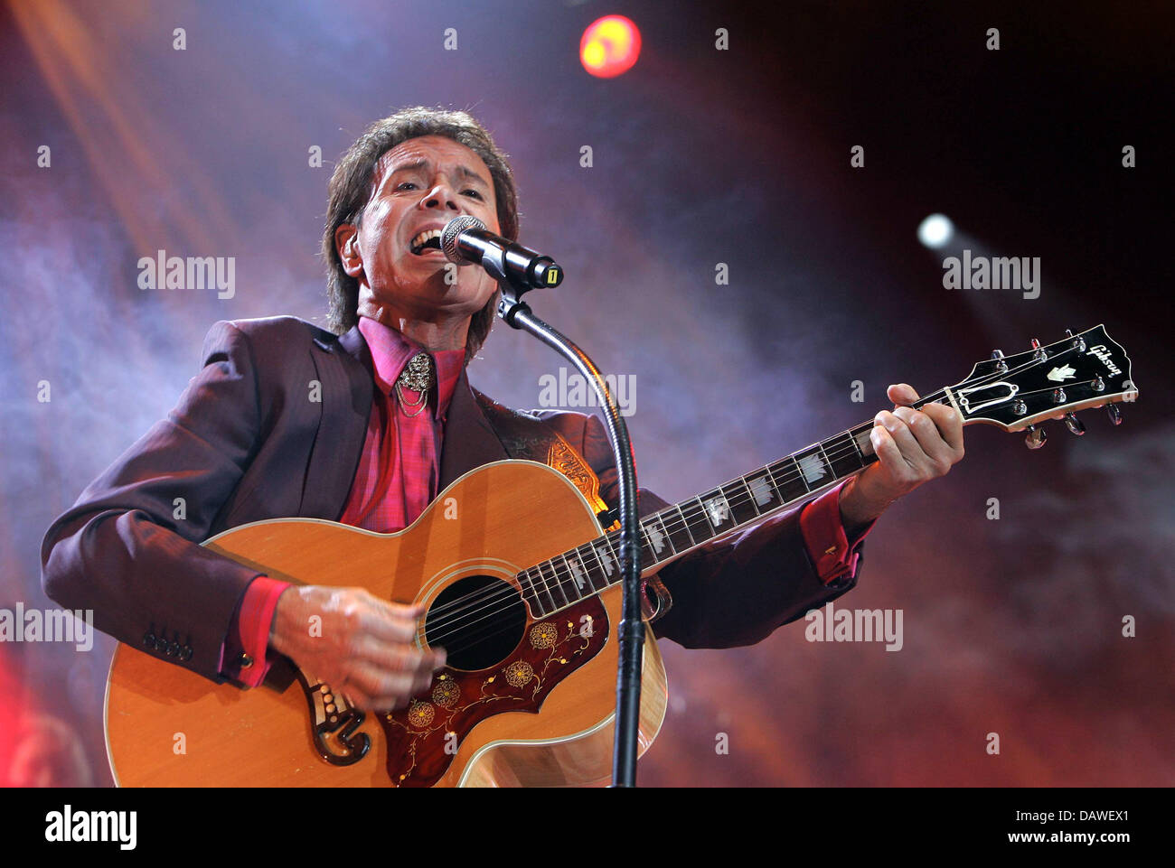 British singer Sir Cliff Richard pictured singing at the TUI Arena of Hanover, Germany, 24 March 2007. On his world tour Sir Cliff stopped for two concerts in Germany. Photo: Peter Steffen Stock Photo