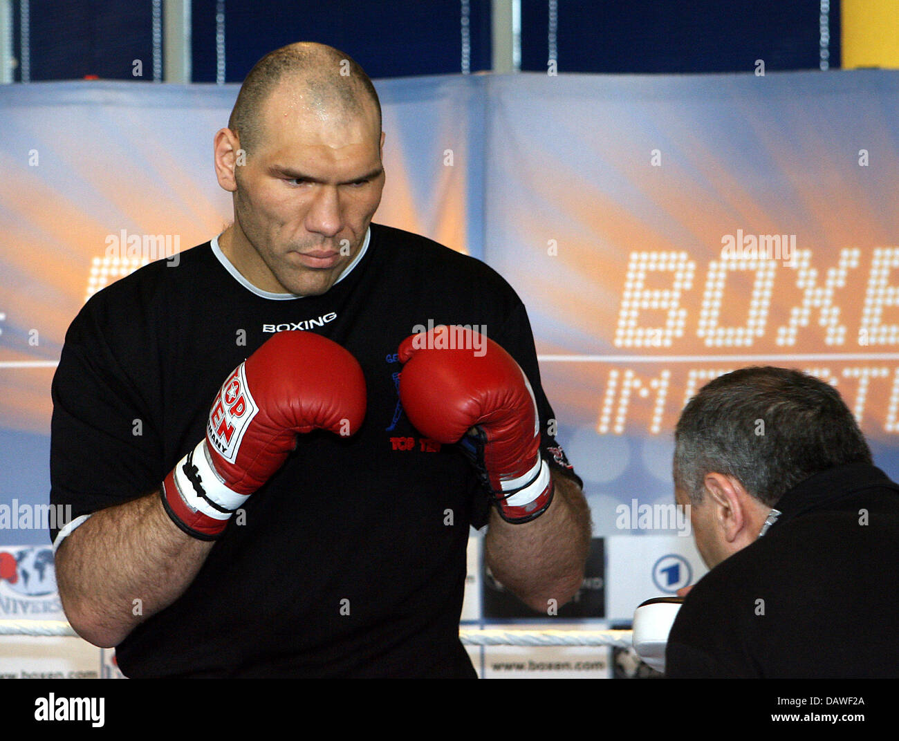 Russian heavyweight boxer Nikolai Valuev poses during a training for the press in Stuttgart, Germany, Tuesday, 10 April 2007. Current WBA heavyweight title holder Valuev is going to defend his title vs Uzbek challenger Ruslan Chagaev on 14 April. Photo: Norbert Foersterling Stock Photo