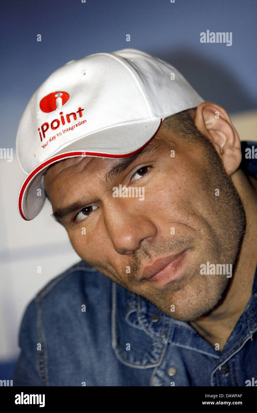 World Boxing Association (WBA) heavyweight champion Russian Nikolai Valuev is pictured during a press conference at the Porsche Arena in Stuttgart, Germany, Thursday, 12 April 2007. Valuev will defend his title against mandatory challenger Uzbek Chagaev coming Saturday, April 14th. Photo: Marijan Murat Stock Photo