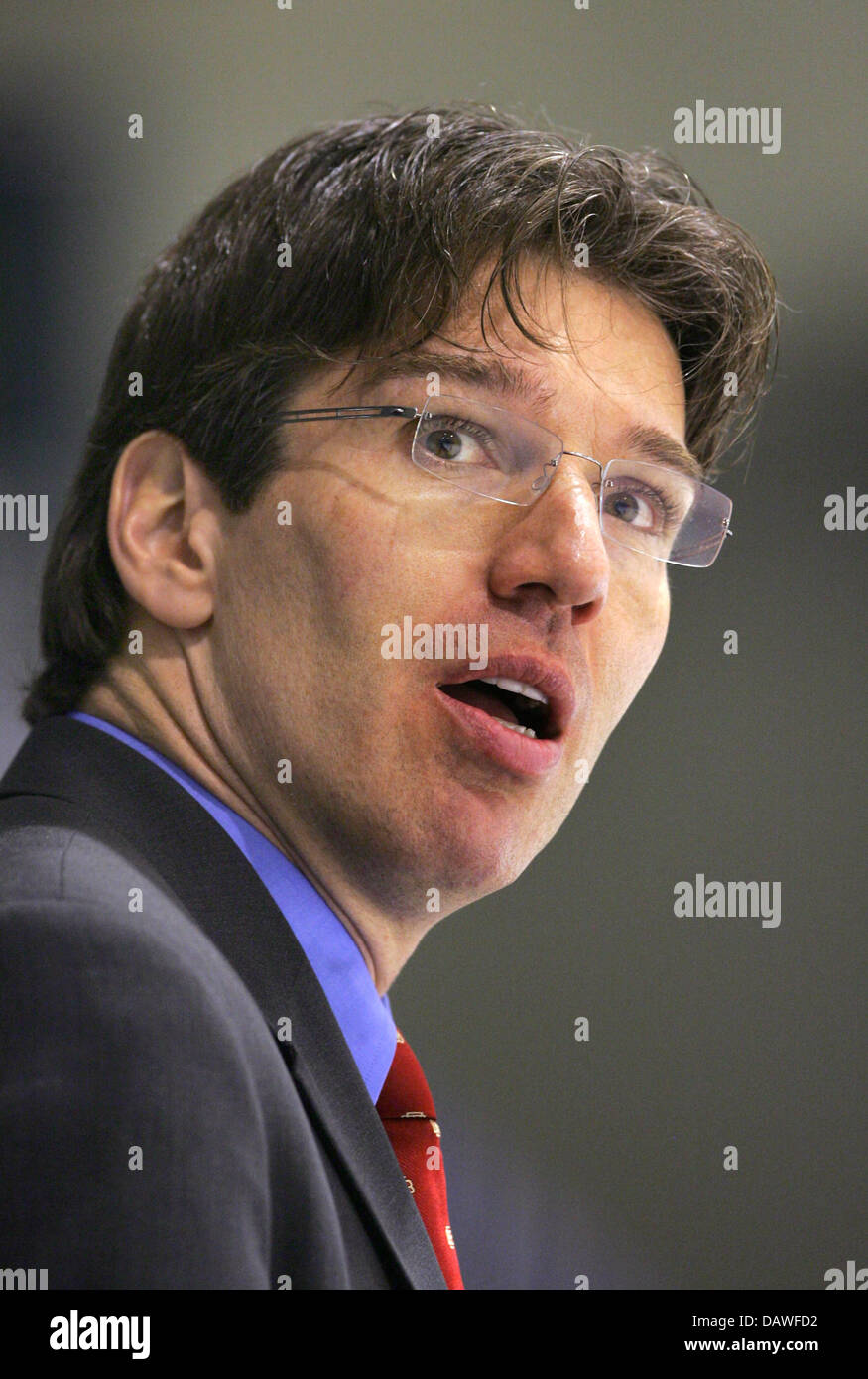 Coach of the German ice hockey national team, Uwe Krupp, observes the score board during the internationonal match versus Denmark in Kassel, Germany, Thursday 12 April 2007. Photo: Uwe Zucchi Stock Photo